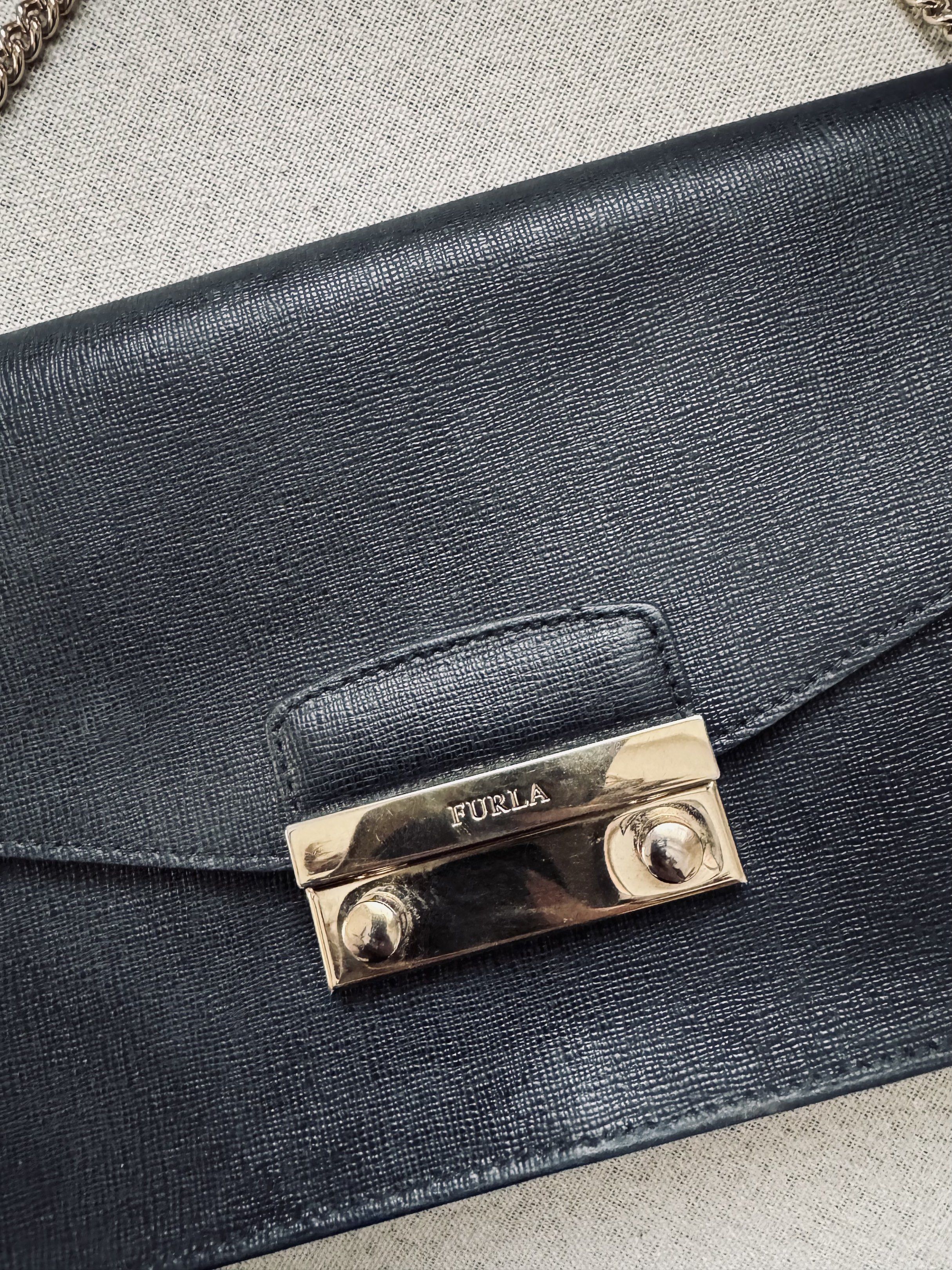 Furla Metropolis Chain Bag (Category: Luxury Bags & Wallets) located in San Pedro. Submitted by jasdecluttersph (Listing ID 1419795899, Image 2). Description: FURLA METROPOLIS SHOULDER BAG – PRELOVED 🖤 Classic. Chic. Timeless. Selling my authentic Furla Metropolis shoulder bag in black—a staple piece that goes with everything. Gently used and very well taken care of. Perfect for daily use or dressy occasions. ✨ Details: • Original Furla Metropol