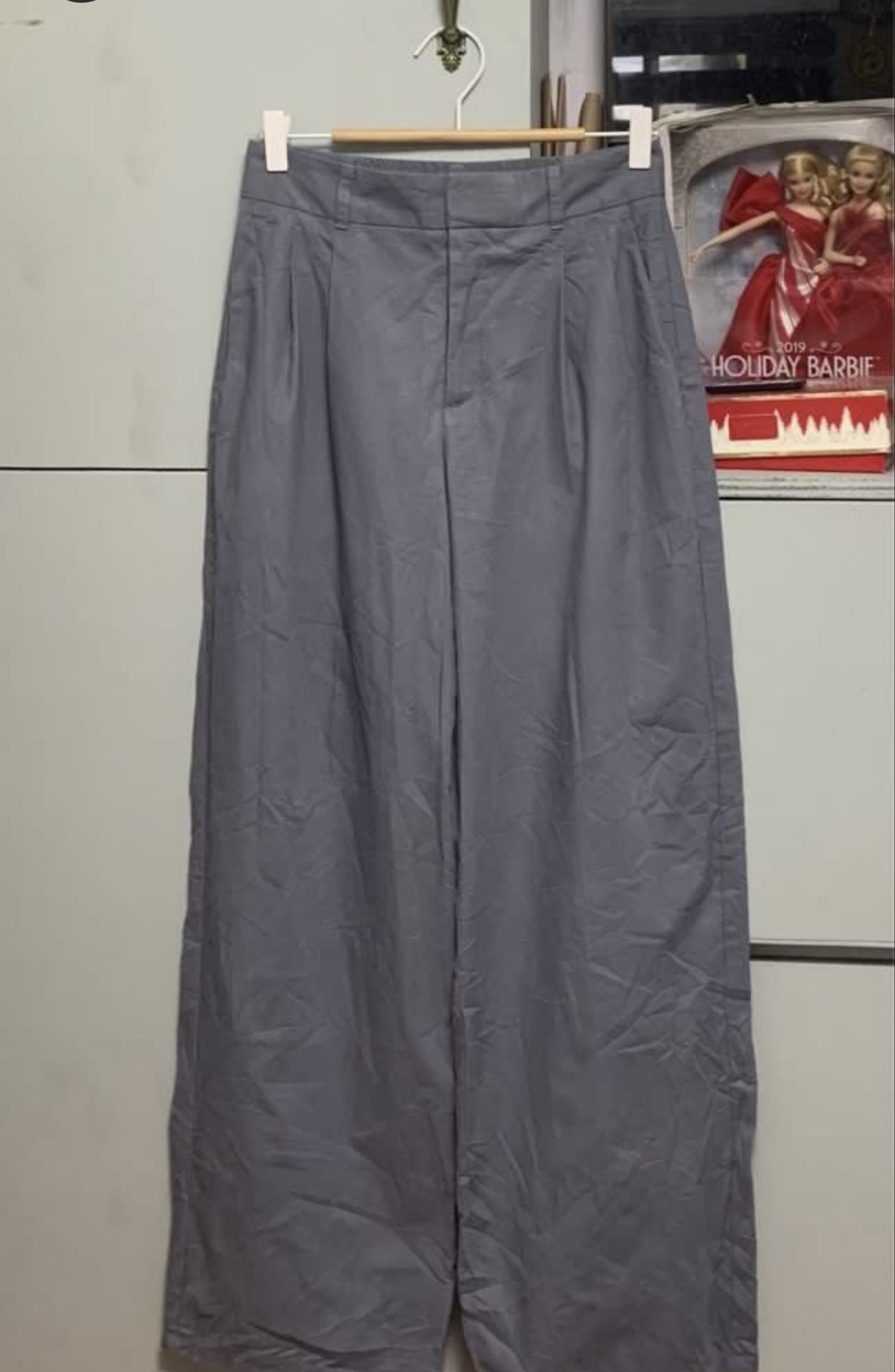 GU Linen Blend Tuck Wide Pants (Category: Other Bottoms) located in Valenzuela. Submitted by hotchix14 (Listing ID 1419914889, Image 2). Description: 27-28 waist Garterized back.