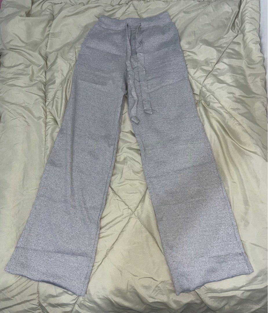 Harper Pants (Category: Other Bottoms) located in Makati City. Submitted by owalatumb (Listing ID 1419795366, Image 1). Description: ₱130 each, 2 for ₱220 Small-xl.