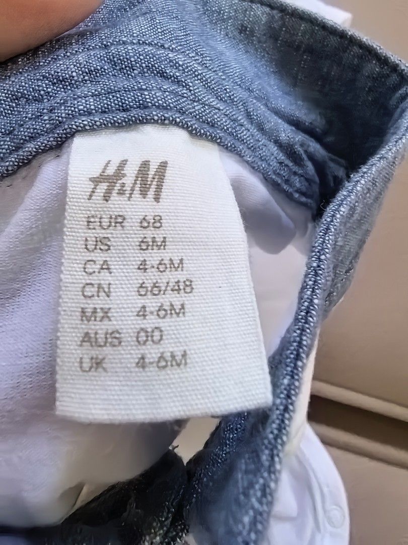 H&M Baby Bodysuit 4-6M (Category: Babies & Kids Fashion) located in Bulacan. Submitted by eyarmc28 (Listing ID 1419791834, Image 2). Description: - Set of two H&M baby bodysuits - White bodysuit with a blue collar - Short sleeves - Button-up front - Size: 4-6 months - Perfect for your baby.