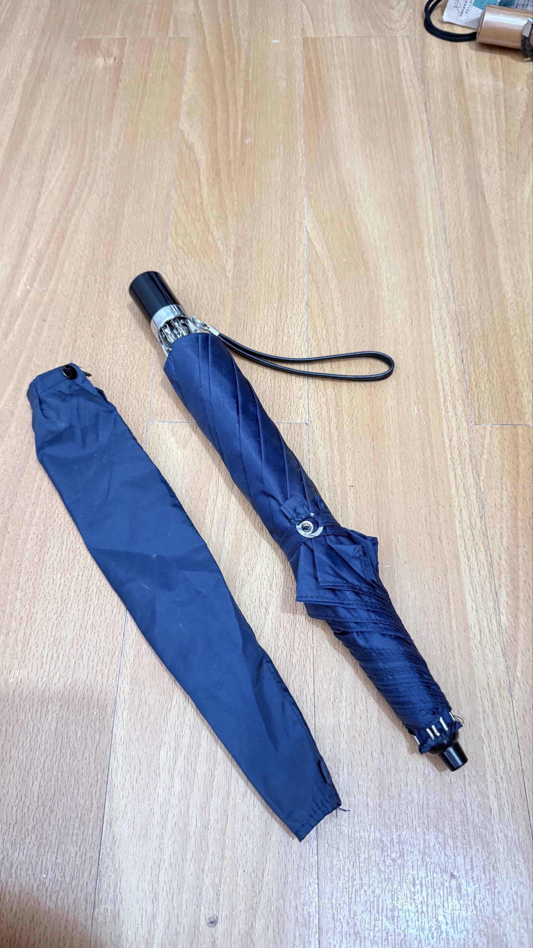 Japan Umbrella (Category: Umbrellas) located in Naga. Submitted by JapaNix (Listing ID 1419816458, Image 2). Description: Japan Umbrella Blue actual color Windproof super sturdy Very Quality 💯 .