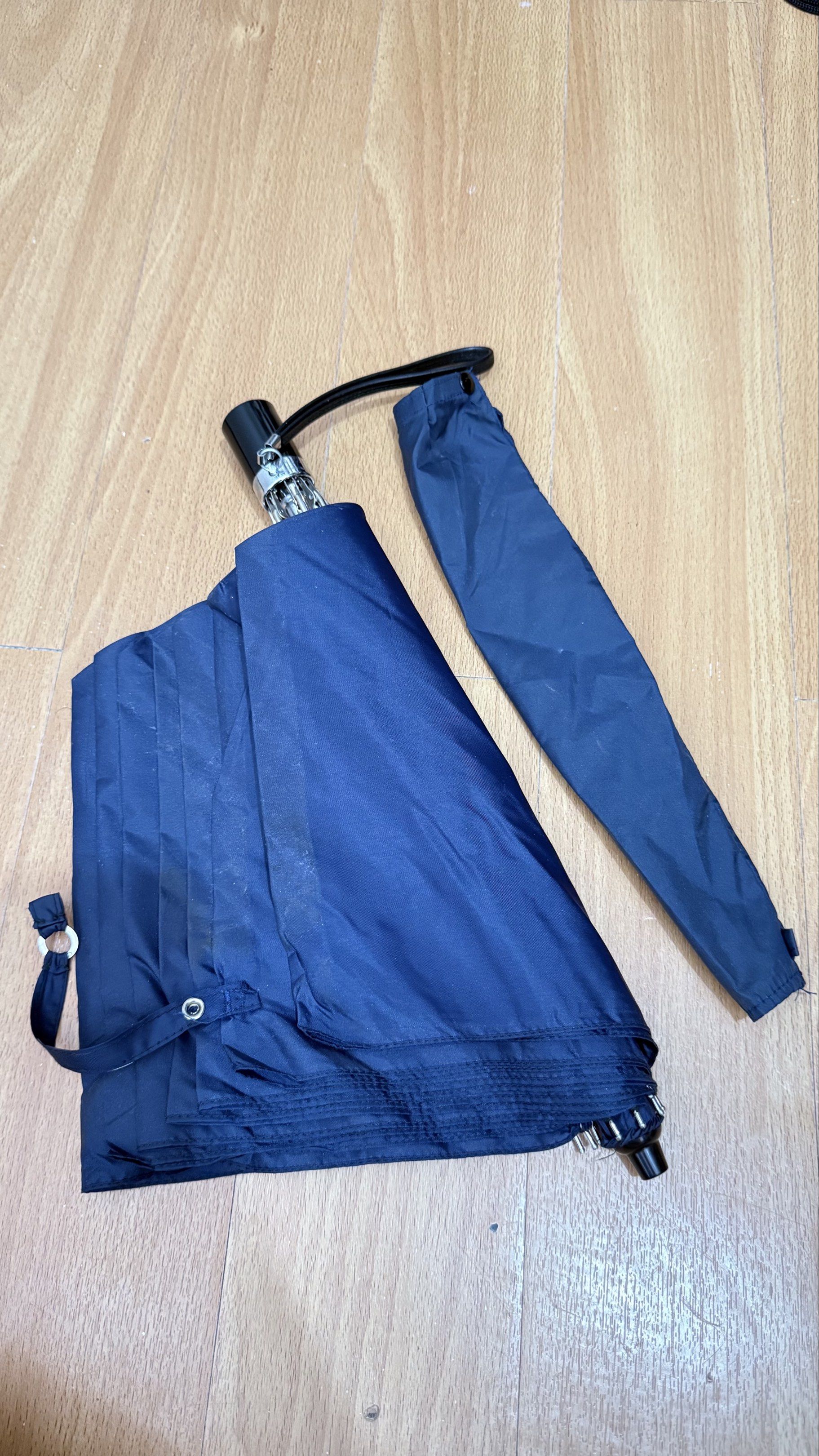 Japan Umbrella (Category: Umbrellas) located in Naga. Submitted by JapaNix (Listing ID 1419816458, Image 1). Description: Japan Umbrella Blue actual color Windproof super sturdy Very Quality 💯 .