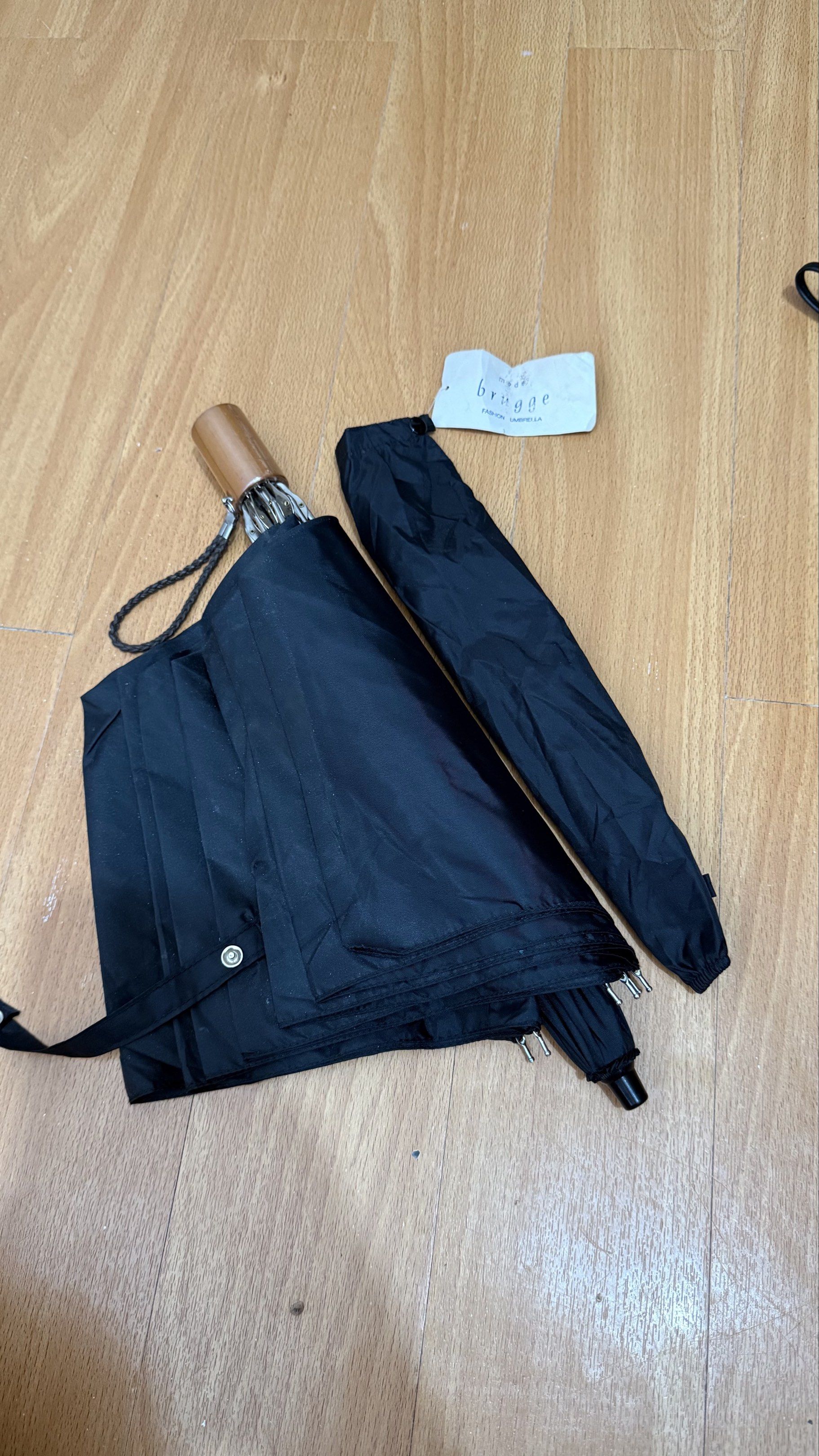 Japan Umbrella (Category: Umbrellas) located in Naga. Submitted by JapaNix (Listing ID 1419816544, Image 1). Description: Japan Umbrella Super black actual color Windproof super sturdy Very Quality 💯 .