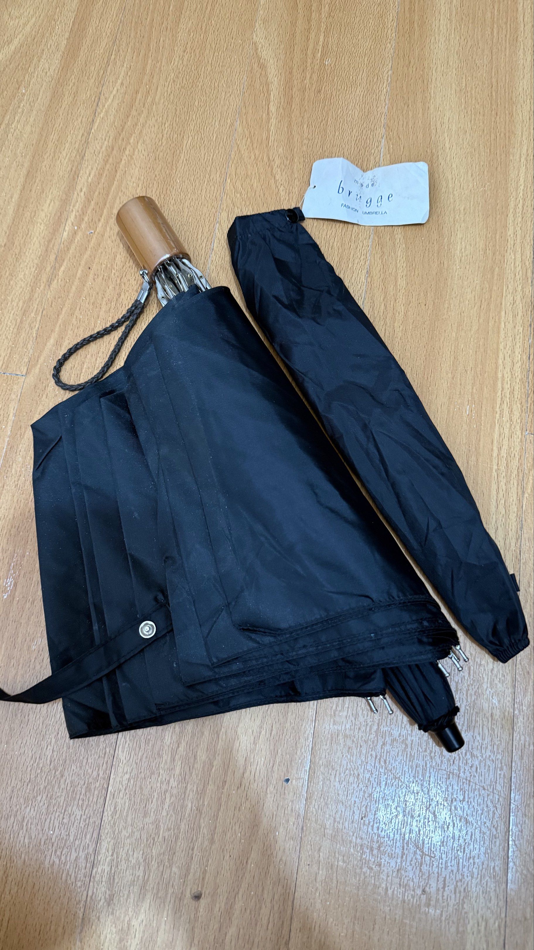 Japan Umbrella (Category: Umbrellas) located in Naga. Submitted by JapaNix (Listing ID 1419816544, Image 2). Description: Japan Umbrella Super black actual color Windproof super sturdy Very Quality 💯 .