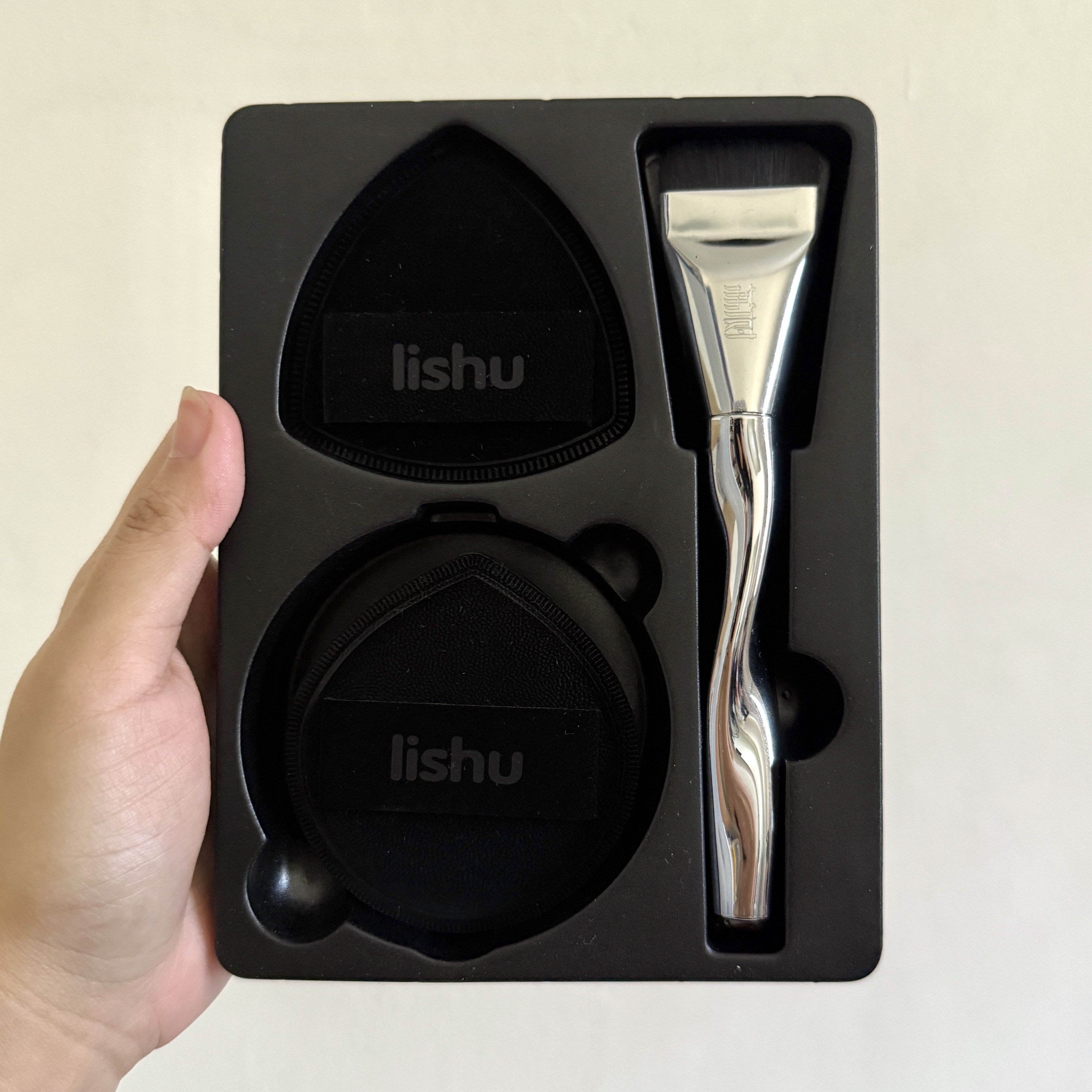 Lishu Makeup Set with Brush and Puff (Category: Makeup) located in Quezon City. Submitted by rubyjanesells (Listing ID 1419889622, Image 1). Description: — comes with original box — triangle puff NOT included nginatngat kasi ng daga 😔.