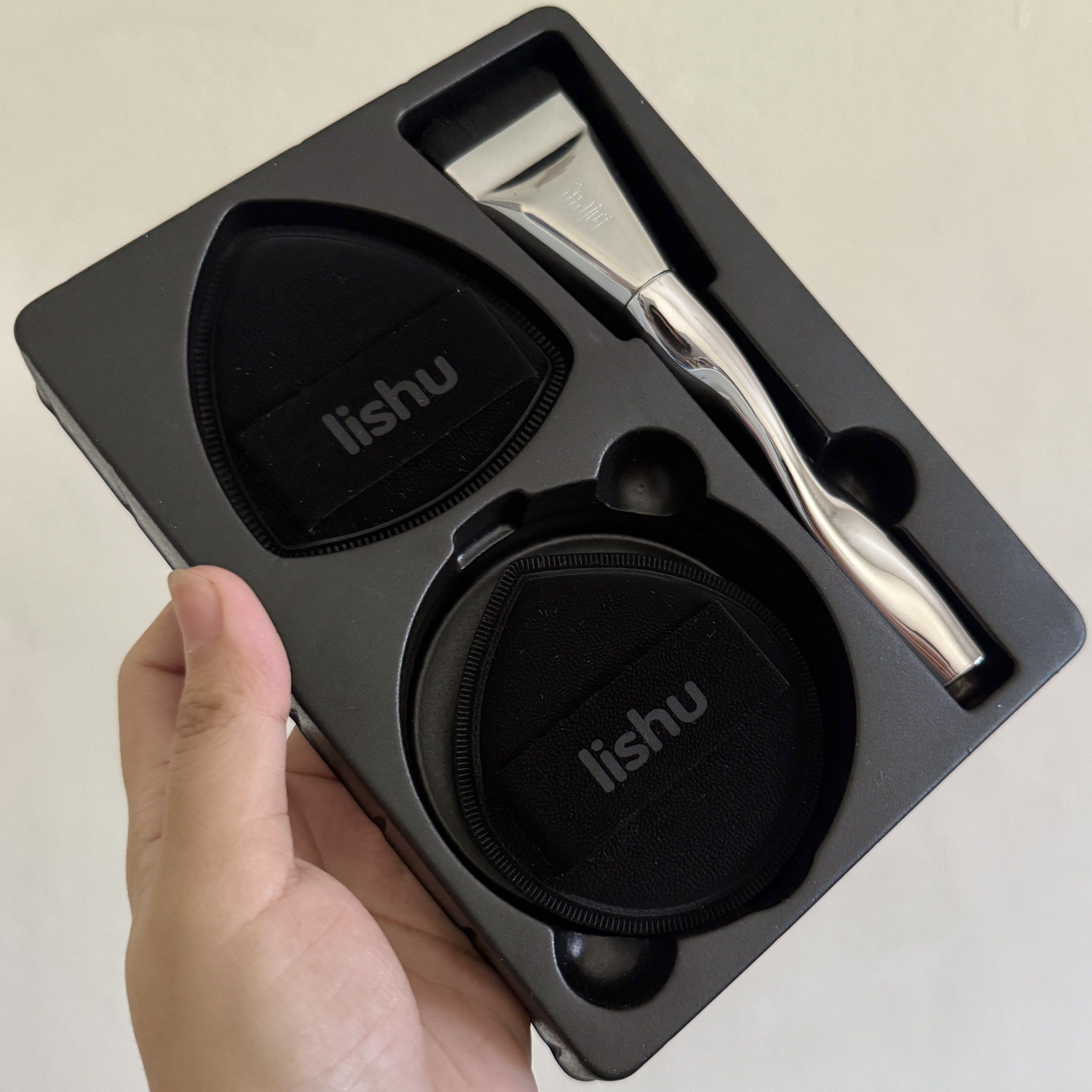 Lishu Makeup Set with Brush and Puff (Category: Makeup) located in Quezon City. Submitted by rubyjanesells (Listing ID 1419889622, Image 2). Description: — comes with original box — triangle puff NOT included nginatngat kasi ng daga 😔.