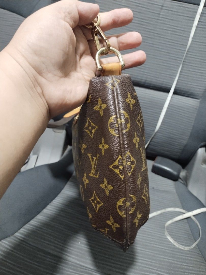 louis vuitton eva shoulderbag kilibag (Category: Luxury Bags & Wallets) located in Baguio. Submitted by roozeydluc (Listing ID 1419871378, Image 2). Description: coated canvas material medium size L:15.7" H:9" 🔎 slight rubs sa isang edge ng upper body & tiny tuklap sa kabilang edge nman 🔎tiny crack sa dulo ng may zipper 🔎napalitan ung paring ng sling nya ✓1 zippered compartment with 1 zippered & 2 open inside pocket.