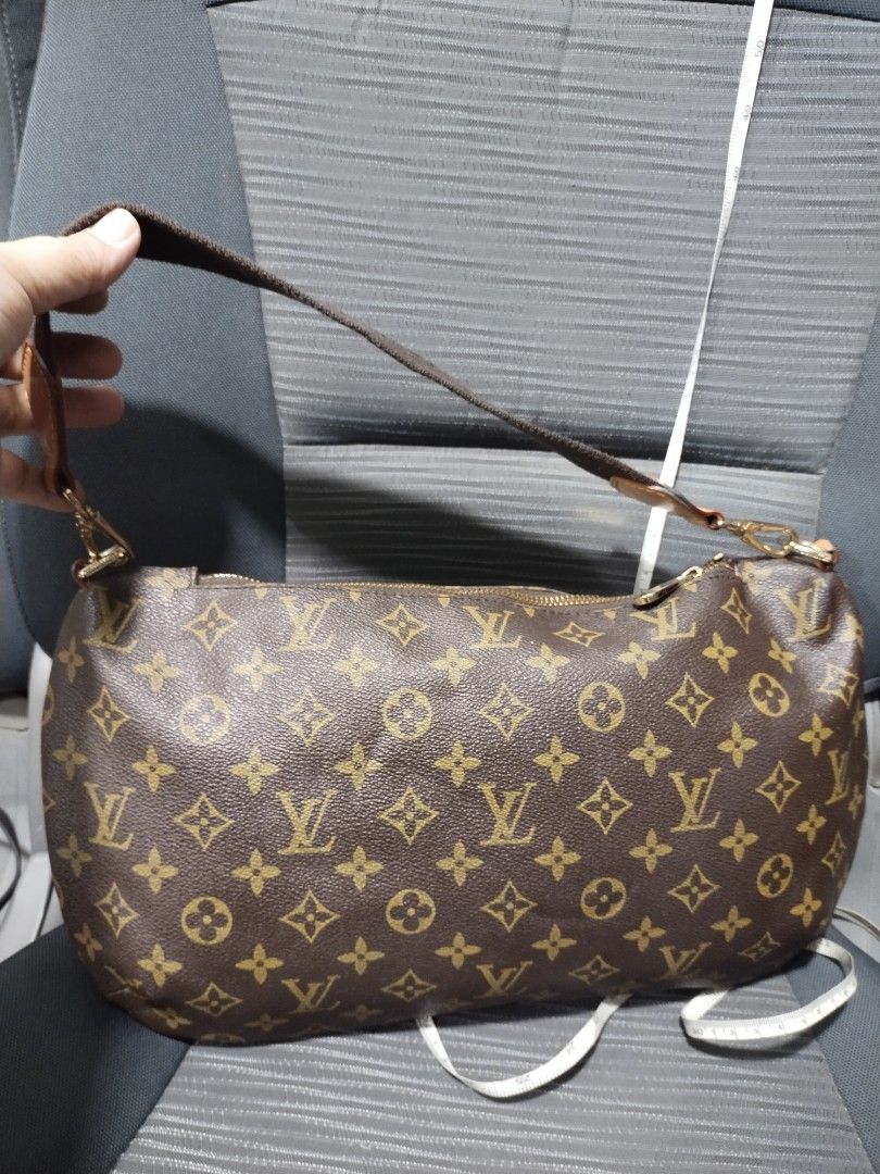 louis vuitton eva shoulderbag kilibag (Category: Luxury Bags & Wallets) located in Baguio. Submitted by roozeydluc (Listing ID 1419871378, Image 3). Description: coated canvas material medium size L:15.7" H:9" 🔎 slight rubs sa isang edge ng upper body & tiny tuklap sa kabilang edge nman 🔎tiny crack sa dulo ng may zipper 🔎napalitan ung paring ng sling nya ✓1 zippered compartment with 1 zippered & 2 open inside pocket.