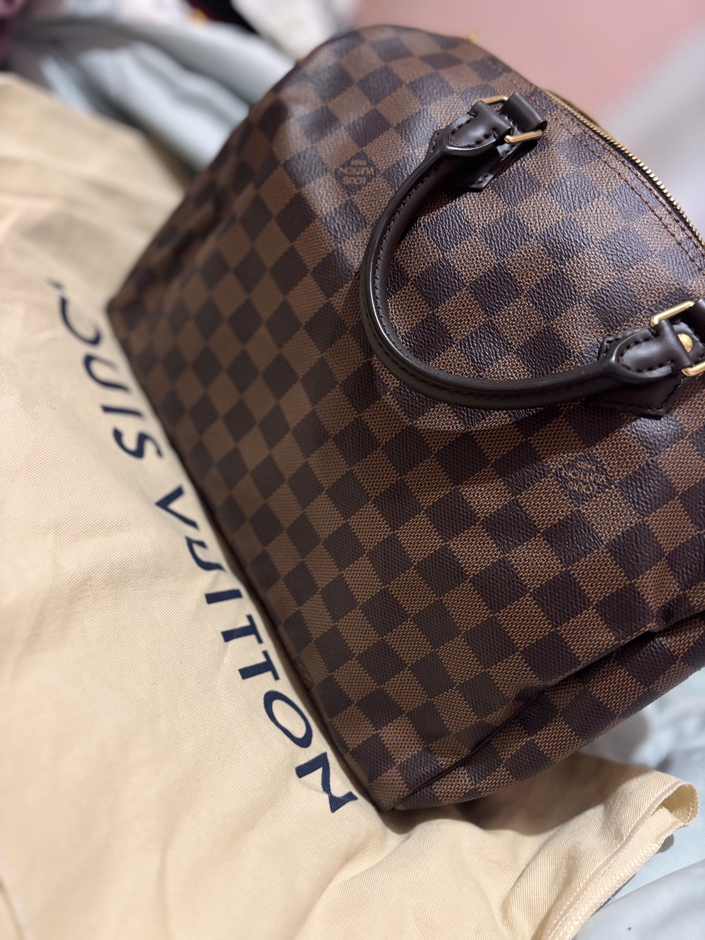 Louis Vuitton Speedy 25 Damier Ebene (Category: Luxury Bags & Wallets) located in Cabugao. Submitted by jezzarrogante_rmt (Listing ID 1419930588, Image 2). Description: - Authentic Louis Vuitton Speedy 25 - Damier Ebene pattern - Includes: Shoulder strap, dust bag, lock, and keys - Gold-tone hardware - Classic checkered design.