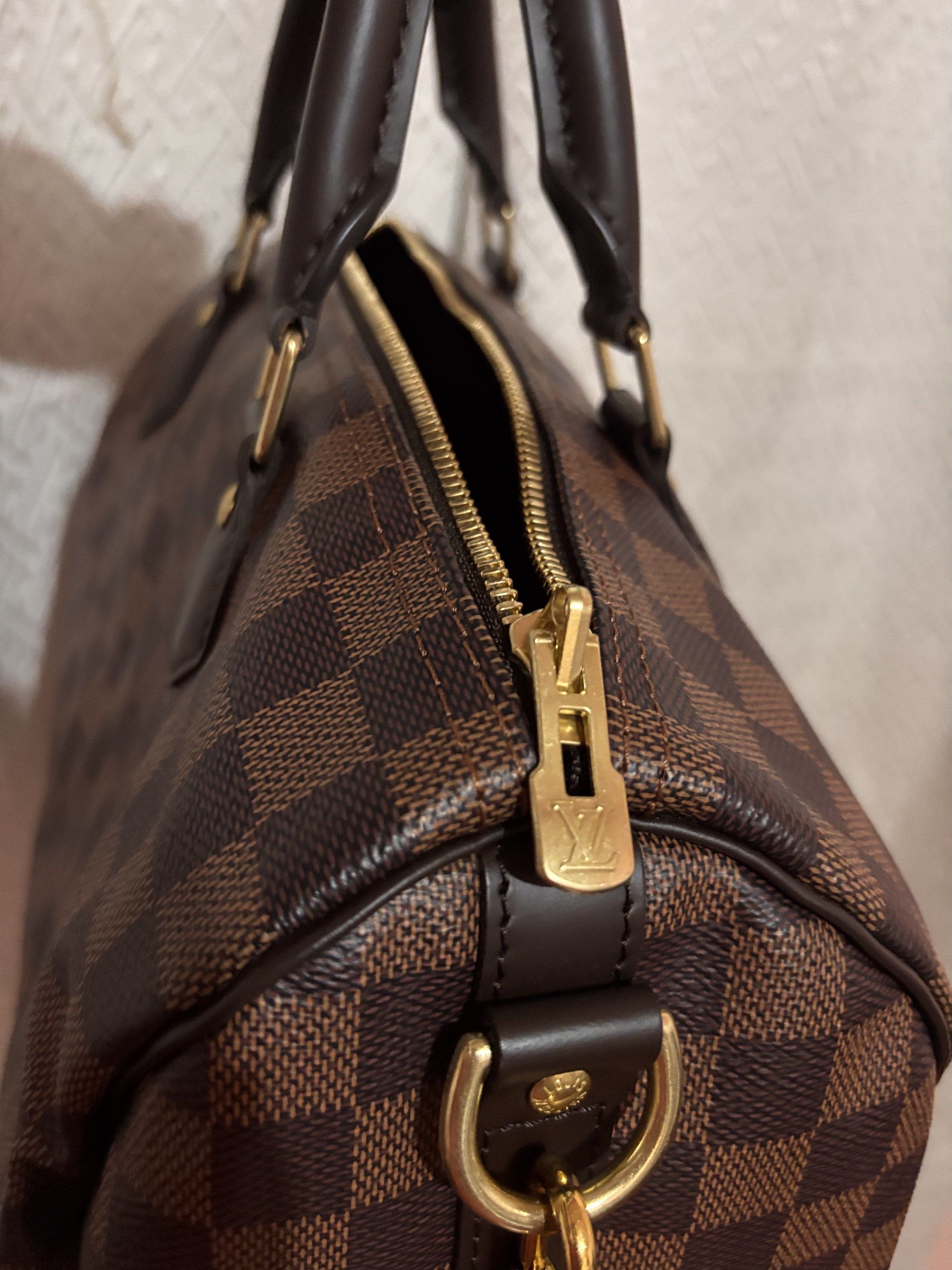 Louis Vuitton Speedy 25 Damier Ebene (Category: Luxury Bags & Wallets) located in Cabugao. Submitted by jezzarrogante_rmt (Listing ID 1419930588, Image 3). Description: - Authentic Louis Vuitton Speedy 25 - Damier Ebene pattern - Includes: Shoulder strap, dust bag, lock, and keys - Gold-tone hardware - Classic checkered design.