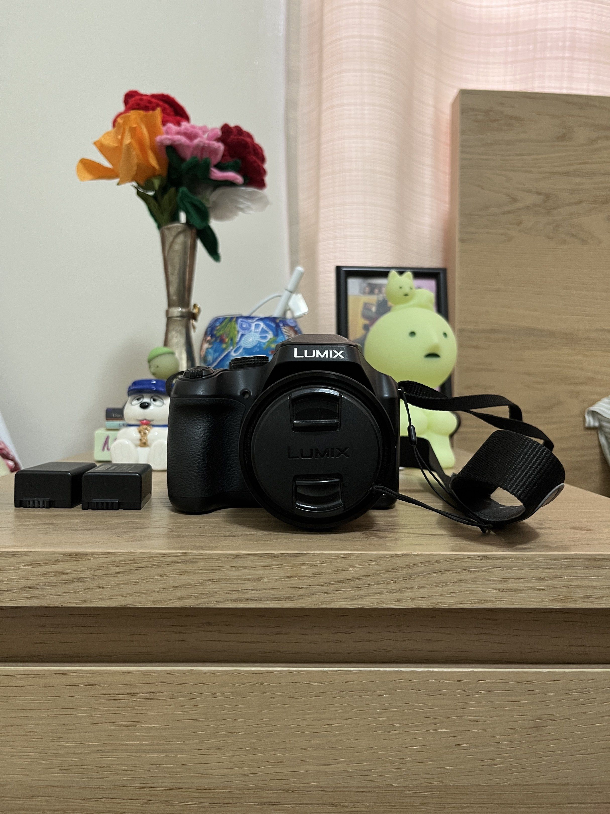 Lumix digi cam (Category: Cameras) located in Manila. Submitted by mingciao (Listing ID 1419867573, Image 2). Description: Panasonic Lumix DC-FZ80D Body cosmetic: 9.5/10 Features: ★ 1/2.3-inch MOS sensor ★ Optical Image Stabilizer (lets you adjust focus after the shot) ★ Up to 4K Video and 4K Photo ★ Clear, glare-resistant View Finder (2,360K dots) ★ 20mm wide-angle lens with 60x zoom ★ USB Type-C Battery Charging ★ Photo transfer via bluetooth o