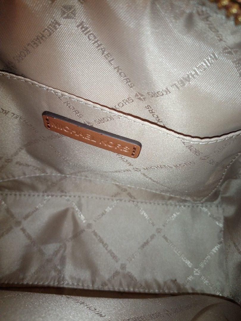 Michael Kors (Category: Luxury Bags & Wallets) located in Silang. Submitted by juls7a (Listing ID 1419791913, Image 3). Description: Once lang nagamit nasa tabihan lang good as new check all you want if Meet up we can also do a video call if you wanna check the item online.