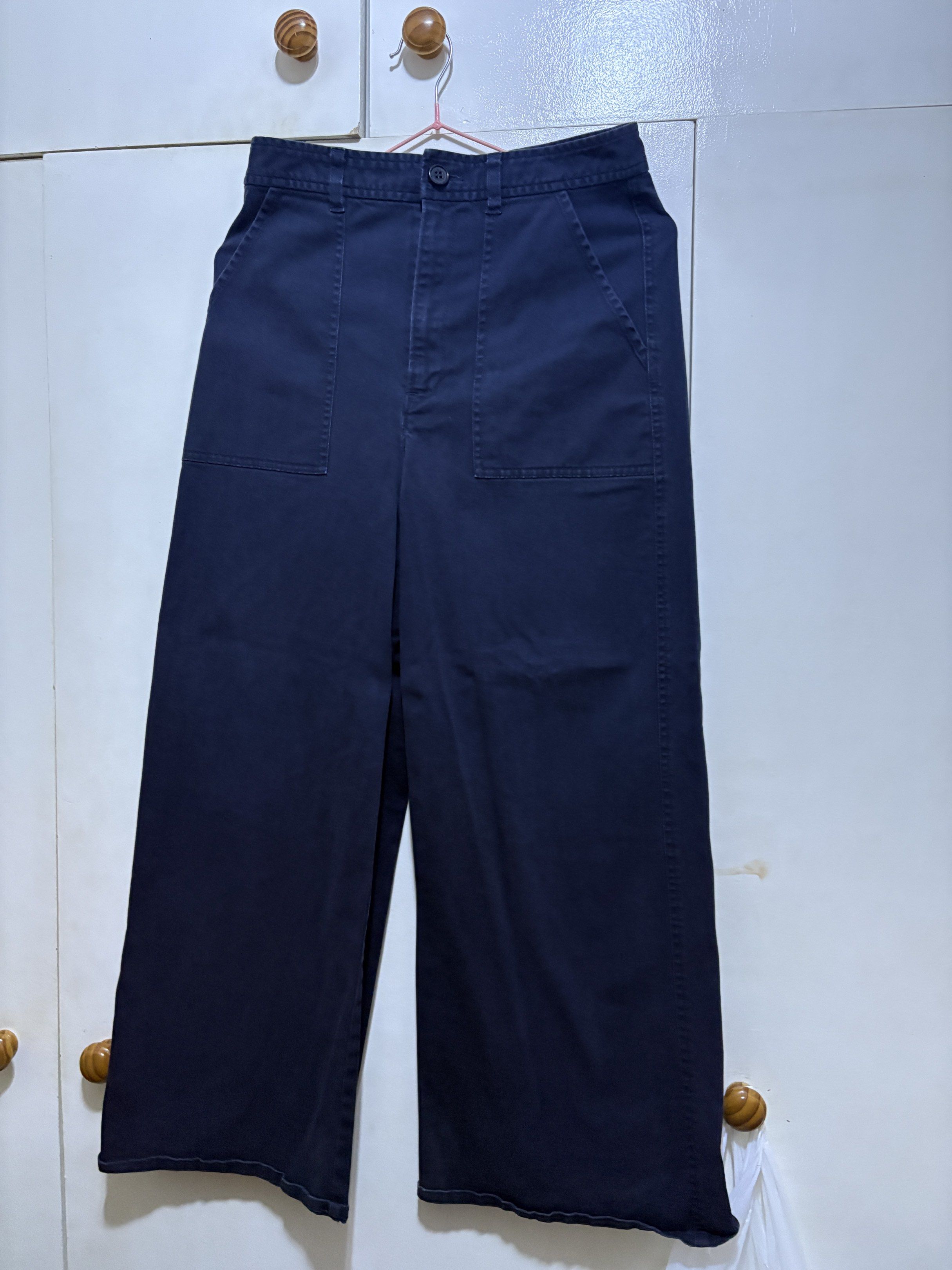 GU Navy Blue Wide Leg Pants (Category: Other Bottoms) located in Manila. Submitted by belleshoppe_ (Listing ID 1419877313, Image 1). Description: - Navy blue wide-leg pants - Classic design - Front pockets - Button and zipper closure - Sturdy fabric - Comfortable wide-leg fit.