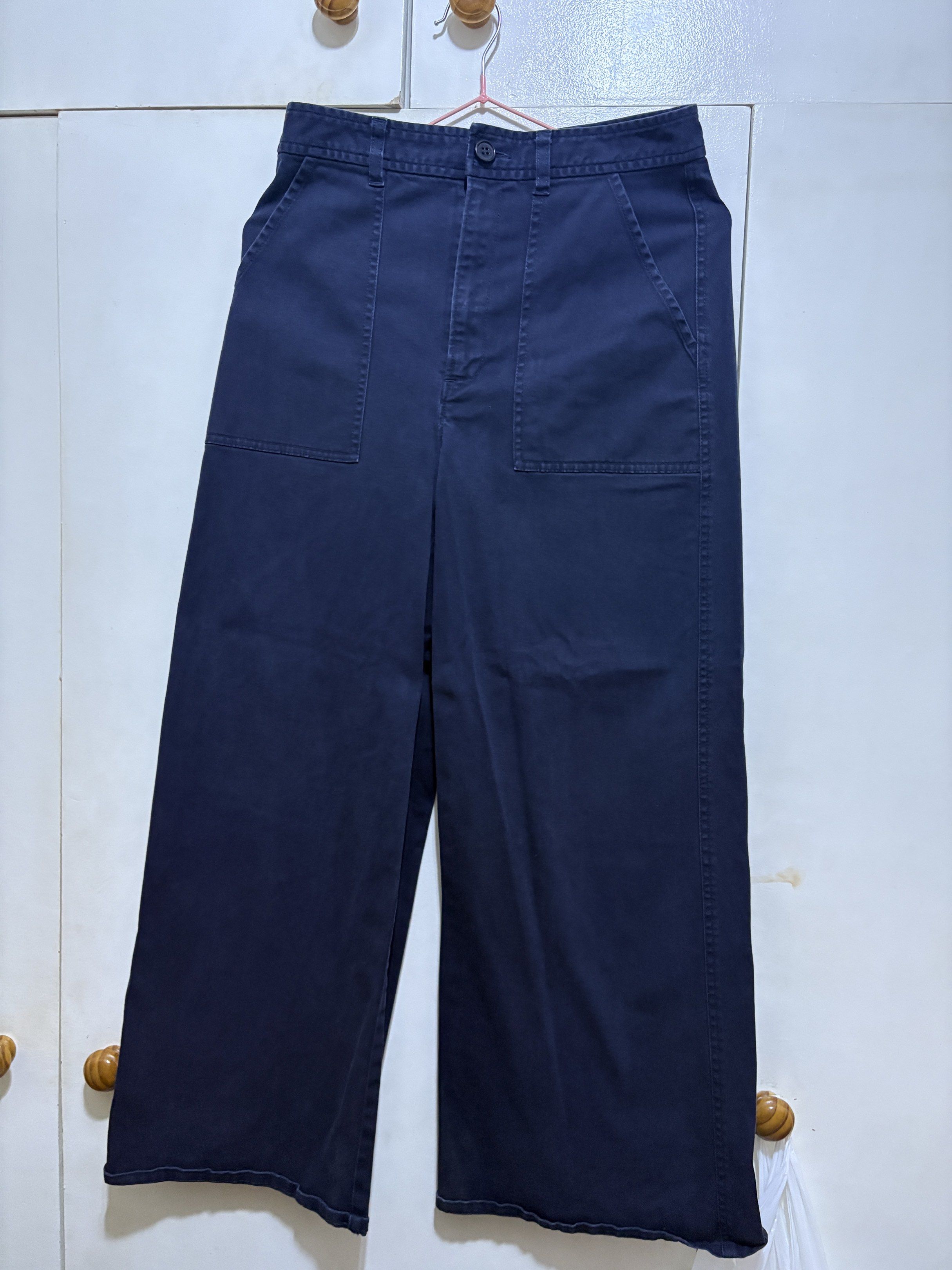 GU Navy Blue Wide Leg Pants (Category: Other Bottoms) located in Manila. Submitted by belleshoppe_ (Listing ID 1419877313, Image 3). Description: - Navy blue wide-leg pants - Classic design - Front pockets - Button and zipper closure - Sturdy fabric - Comfortable wide-leg fit.
