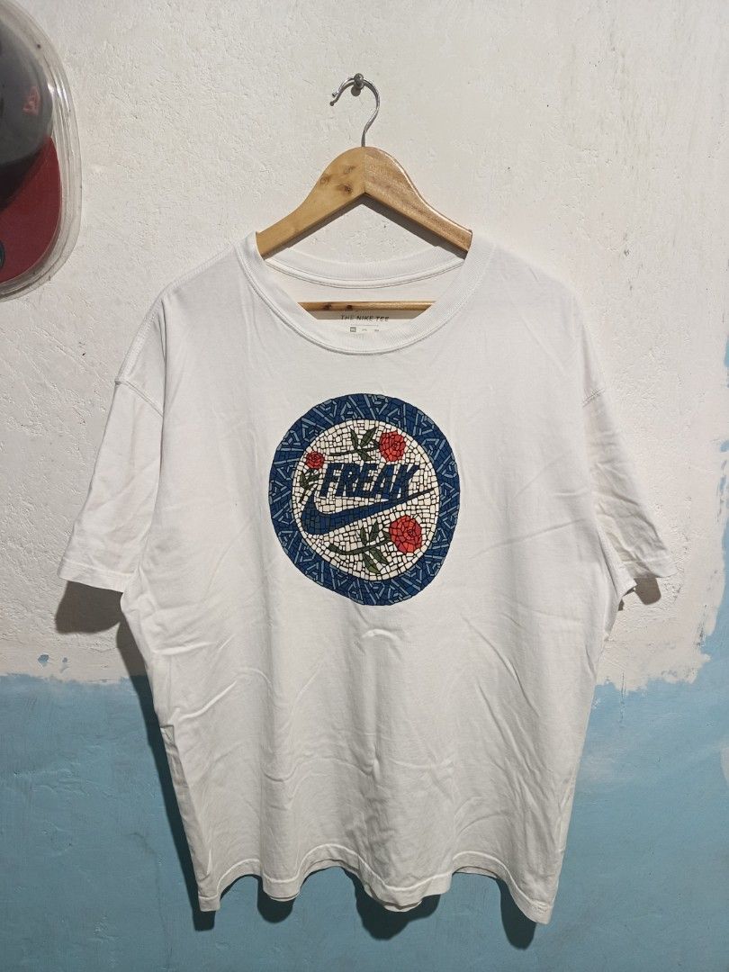 Nike Freak T-Shirt 3XL (Category: Tshirts & Polo Shirts ) located in Caloocan City. Submitted by mstrpreloved (Listing ID 1419934195, Image 1). Description: - Nike "FREAK" T-shirt - Size: 3XL - Design: Circular graphic with "FREAK" and Nike logo - Material: 100% Cotton - Made in China - Includes codes: SU211203NIG, DD0772-100.