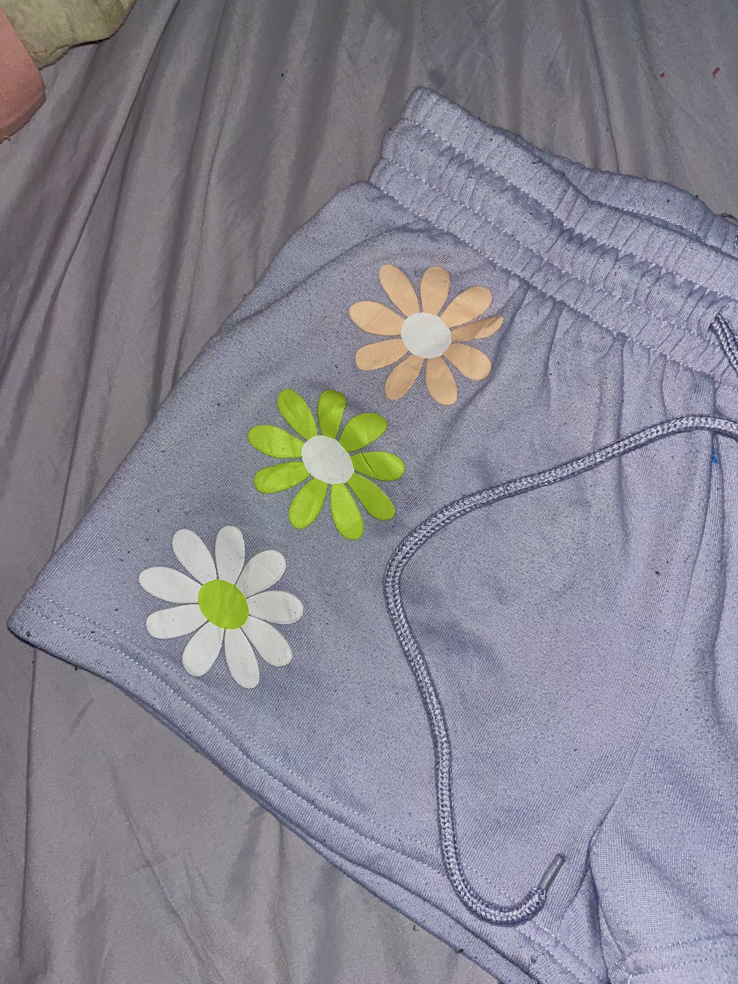 Orange Kiss Daisy Print Short (Category: Shorts) located in Cavite. Submitted by rcamii (Listing ID 1419944219, Image 3). Description: - Lavender shorts - Daisy flower appliques - Drawstring waist - Printed text: "love your mind, love your body, love yourself" - Size: S - Made in China.