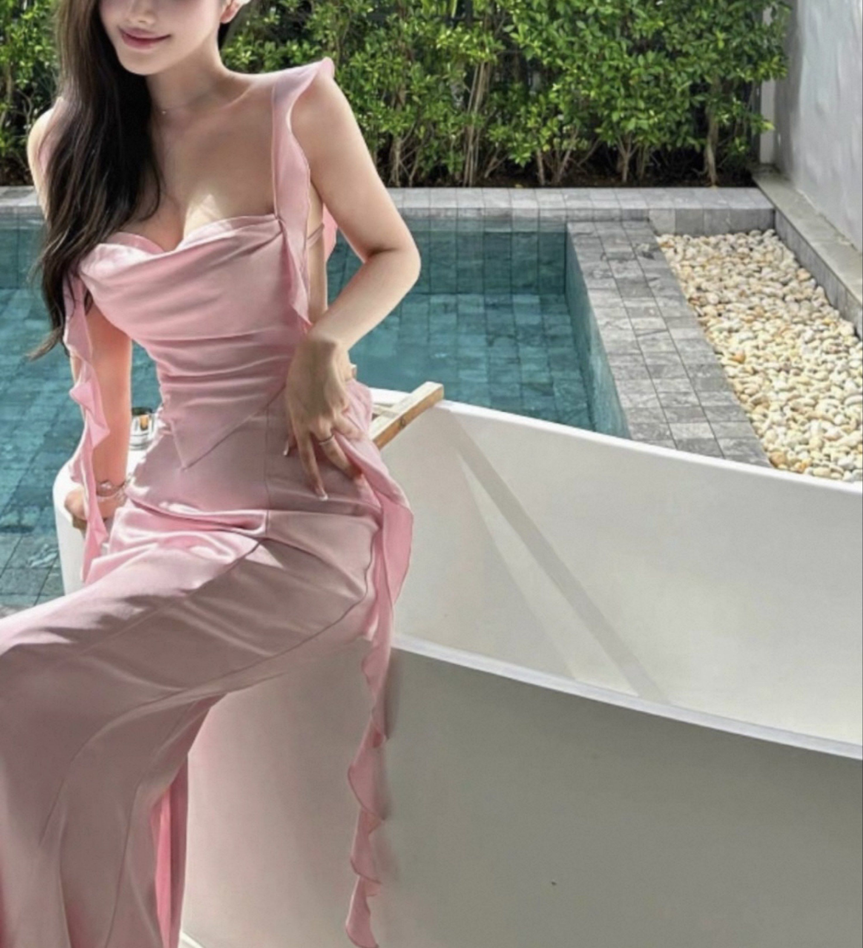 Pink Satin Maxi Dress (Category: Dresses) located in Subang Jaya. Submitted by chilloe (Listing ID 1419822647, Image 2). Description: Brand new with tags Fully lined Size zipper fastening Stretchable back Satin Back slit Size XL (cutting is small) Fits Size M/ UK10 Refer to last image for size chart No swaps Excludes postage.