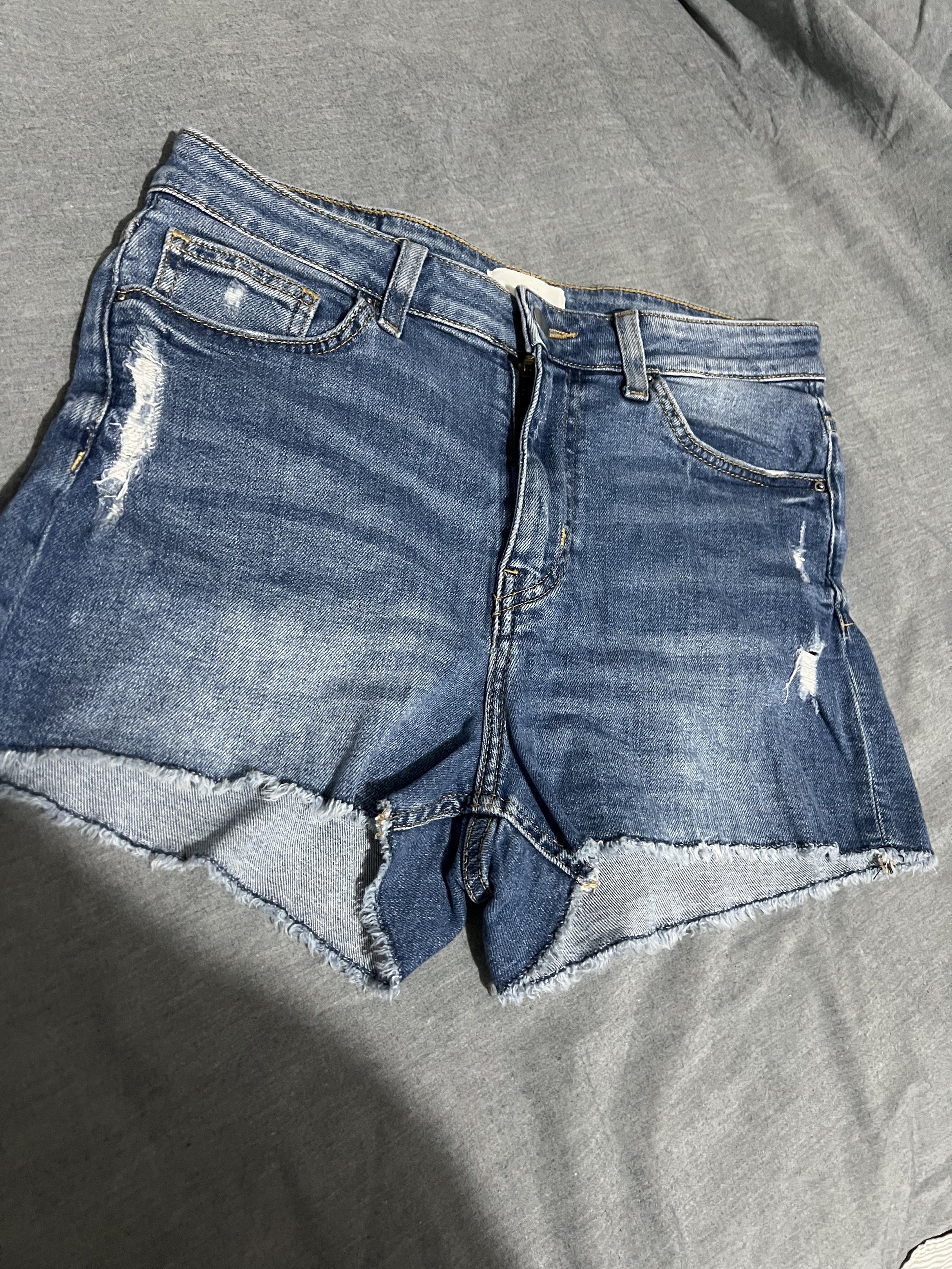 Preloved distressed H&M Denim Shorts (Category: Shorts) located in Binan City. Submitted by unicohijoxfudge (Listing ID 1419883785, Image 1). Description: Decluttering❤️❤️❤️ Size L Waistline 30 inches Height 12 inches - H&M denim shorts - Classic design with frayed hem - High-waisted fit - Distressed look - Two front and two back pockets - Size: EUR 40, UK 12, CN 170/76A - Perfect for casual wear ✅SF c/o buyer ✅gcash / paymaya Tags: Burberry Calv