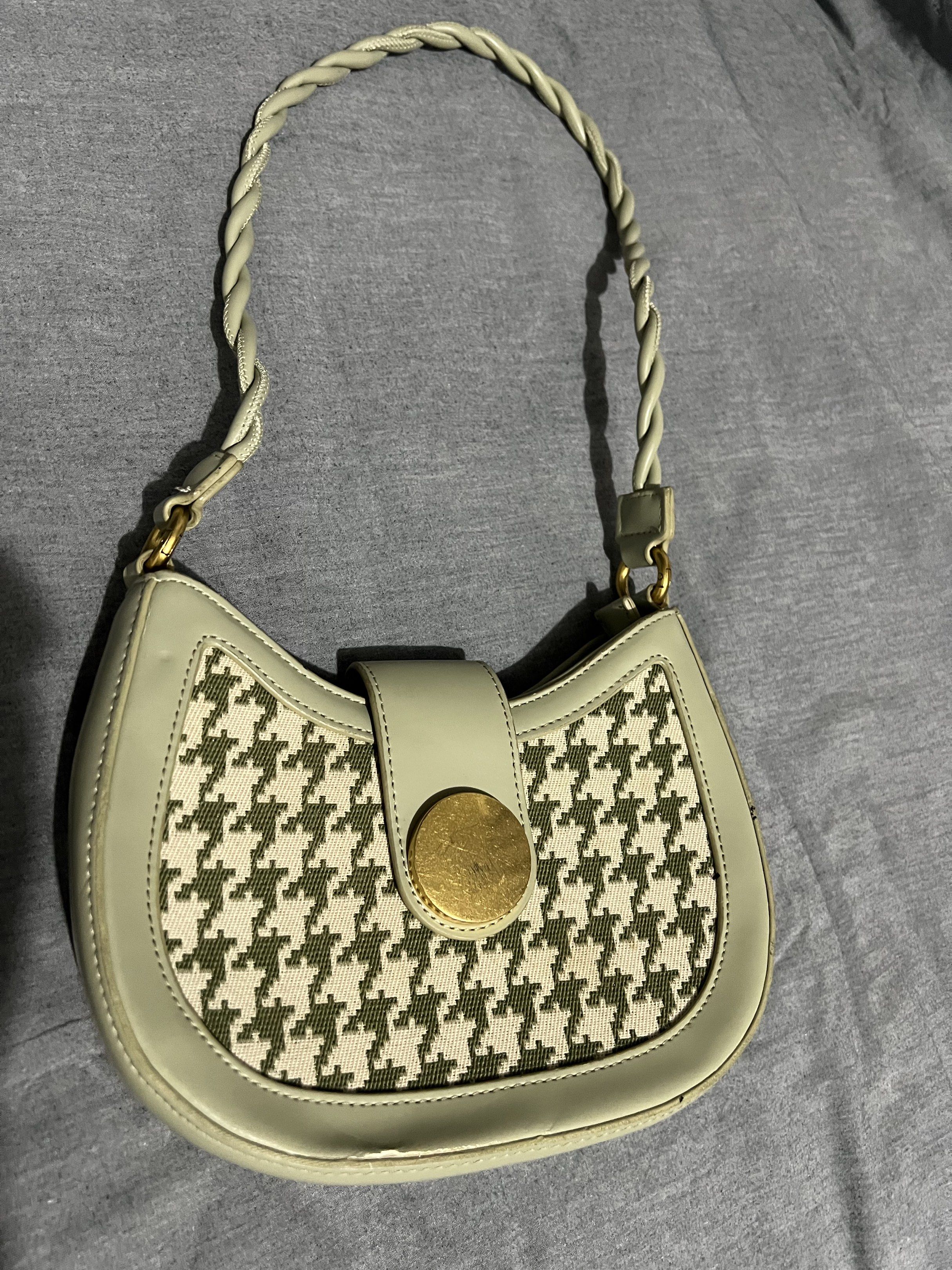Preloved Green Houndstooth Shoulder kili Bag (Category: Shoulder Bags) located in Binan City. Submitted by unicohijoxfudge (Listing ID 1419882087, Image 1). Description: Decluttering❤️❤️❤️ Dimes: 8.5 x 6 x 2 inches Stylish shoulder bag featuring a houndstooth pattern. It has a twist handle and a gold-tone clasp. The bag has a zipper closure and a small interior pocket. The exterior is a light green color. ✅SF c/o buyer ✅gcash / paymaya Tags: Burb