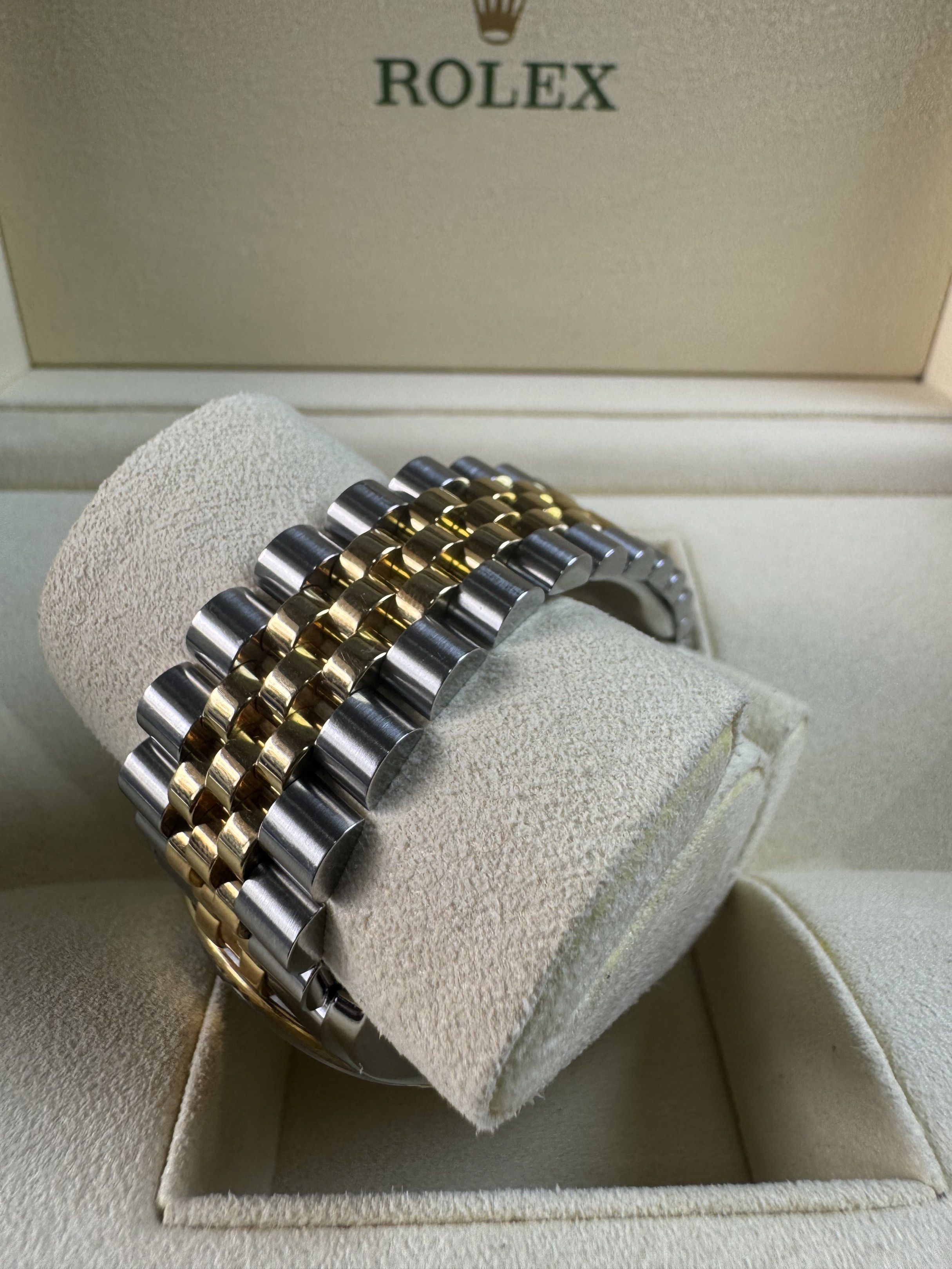Rolex Datejust (Category: Men's Watches) located in Quezon City. Submitted by LuxPieces (Listing ID 1419948197, Image 3). Description: Rolex Datejust Size 36mm Ref. 116233 Super jubilee Silver Diamond Dial Year 2005 Watch only Pristine condition 470k only.