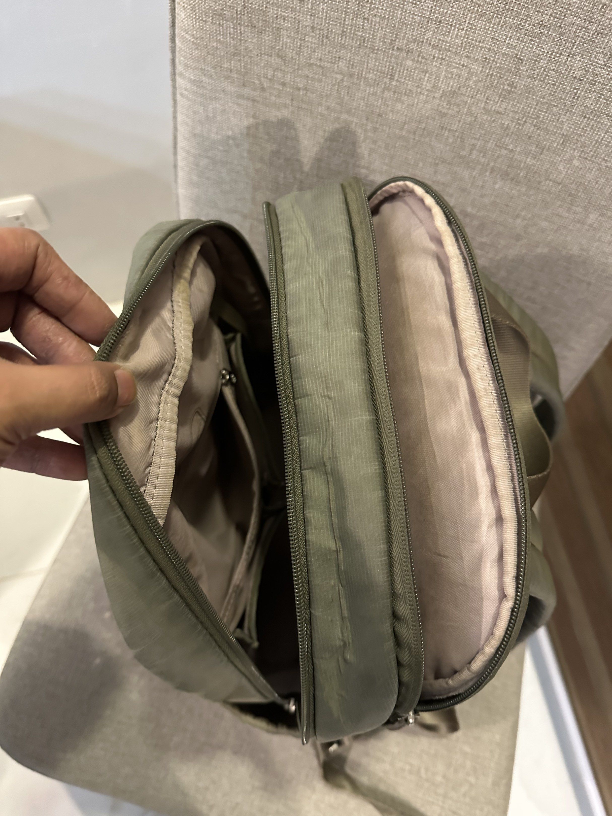 Samsonite MOVE 4.0 Laptop Bag/Backpack (Category: Laptop Bags & Sleeves) located in Las Pinas. Submitted by kma82 (Listing ID 1419782845, Image 3). Description: Rfs: Too small for my current laptop Samsonite MOVE 4.0 Laptop Bag/Backpack Max 14.1” laptop size Olive Green Normal wear and tear on the exterior.