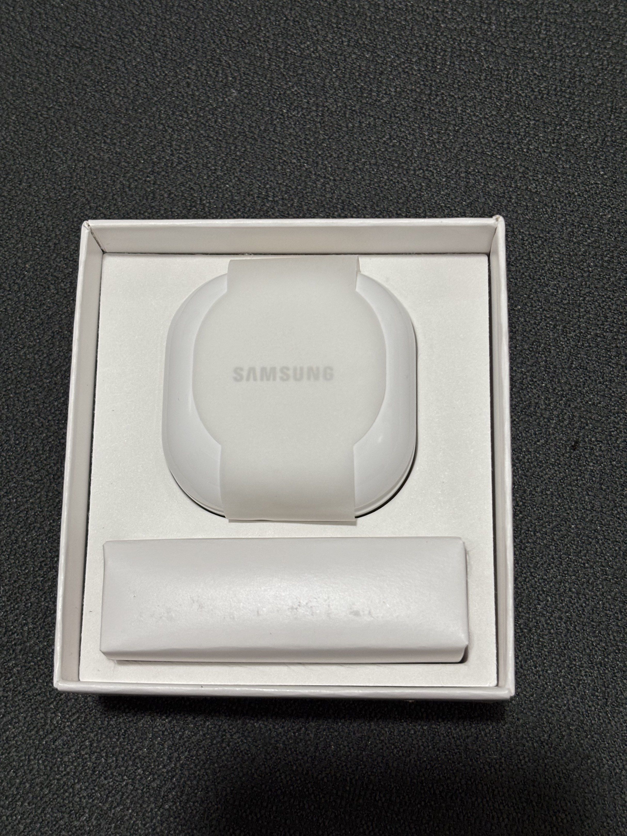 Samsung Galaxy Buds 2 (Category: Earphones) located in Marikina City. Submitted by emma_m0rley (Listing ID 1419816418, Image 2). Description: Excellent Condition.