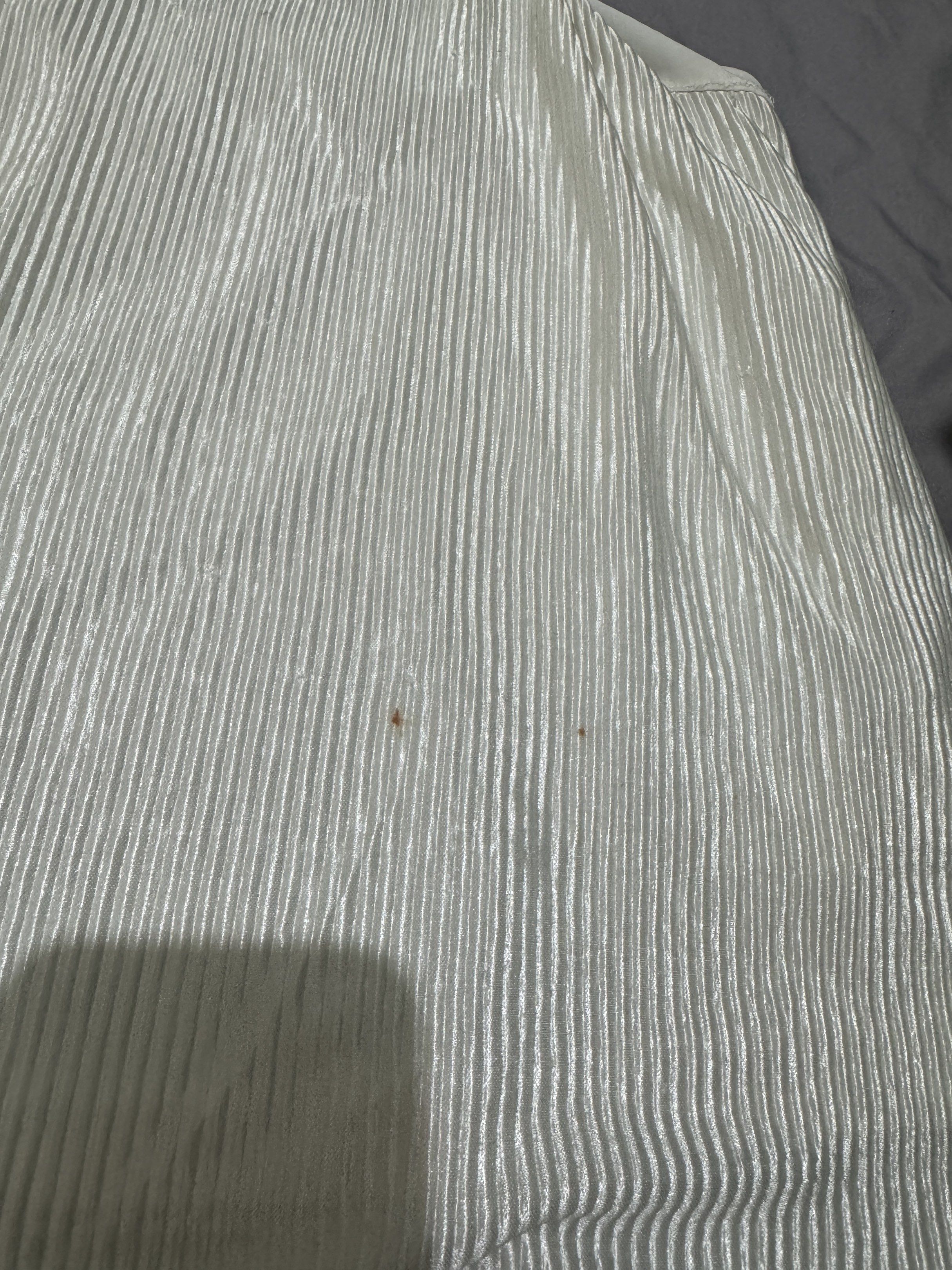 Stradivarius White Pleated Top (Category: Sleeveless) located in Pasig City. Submitted by caaex (Listing ID 1419939779, Image 2). Description: - Stradivarius White Pleated Top - Size: M - Design: Pleated - Color: White - Condition: Good (minor imperfections) - Versatile and stylish - DM for details.
