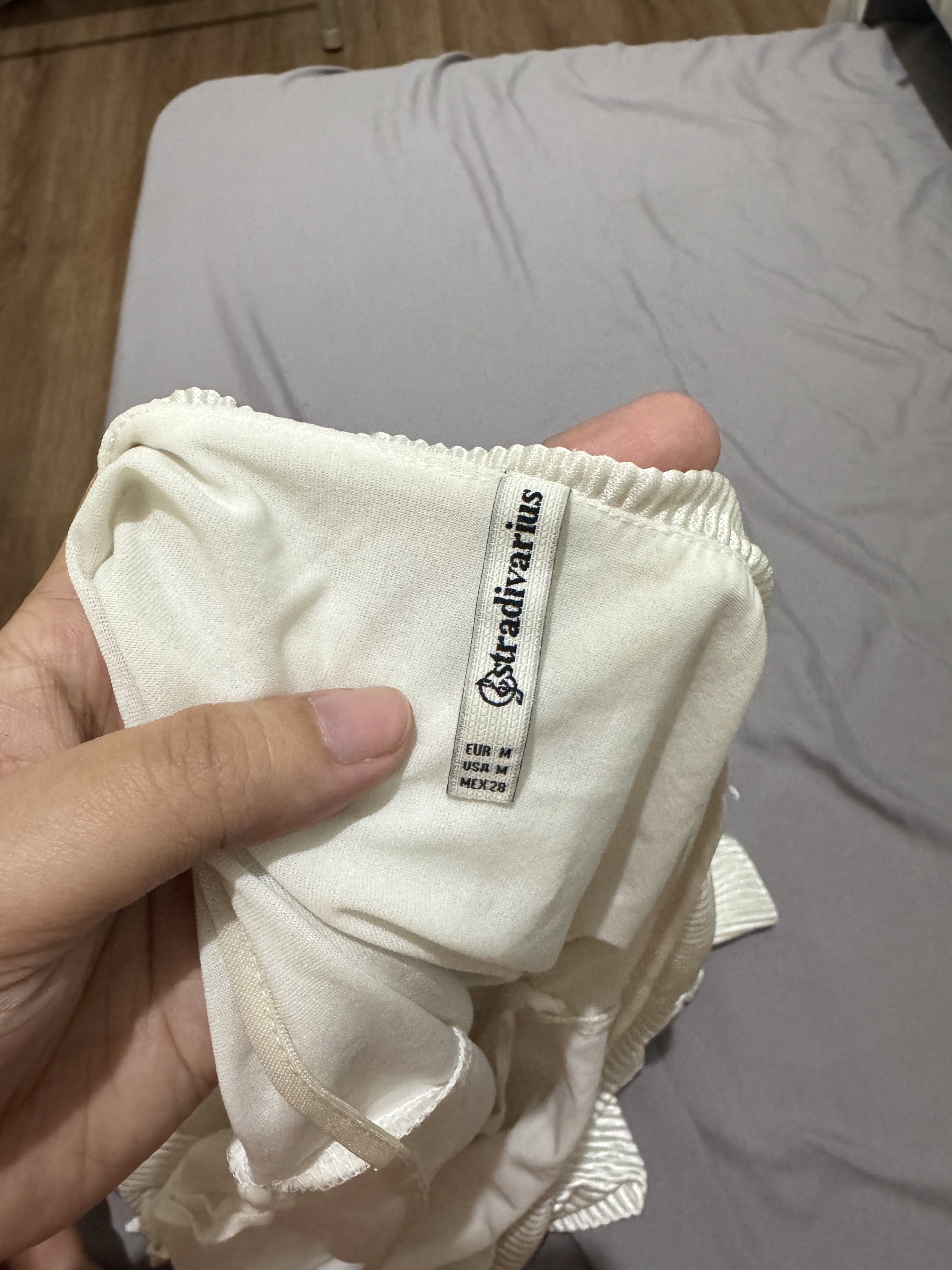 Stradivarius White Pleated Top (Category: Sleeveless) located in Pasig City. Submitted by caaex (Listing ID 1419939779, Image 3). Description: - Stradivarius White Pleated Top - Size: M - Design: Pleated - Color: White - Condition: Good (minor imperfections) - Versatile and stylish - DM for details.