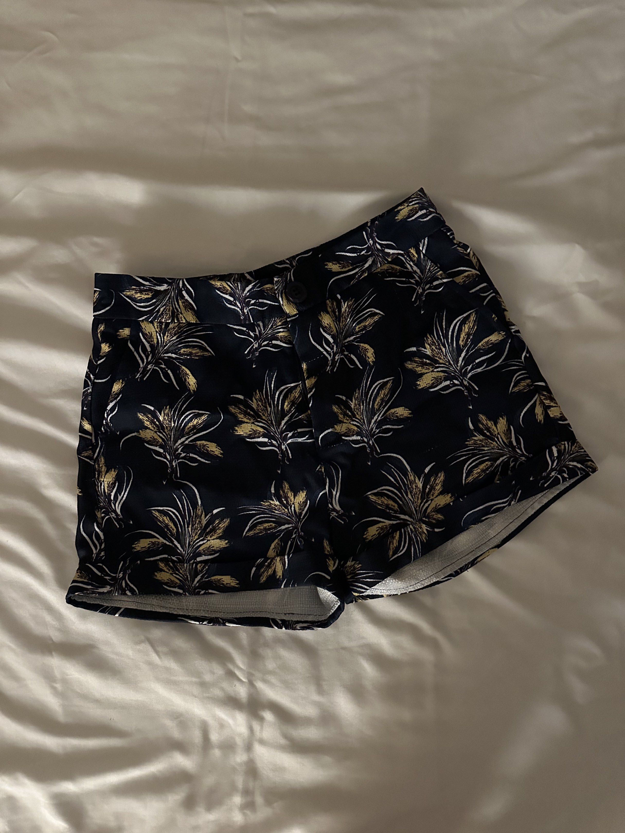 summer shorts (Category: Shorts) located in Cainta. Submitted by brberry (Listing ID 1419883761, Image 2). Description: 🪭 dark navy shorts with yellow flower print, high waisted, has pockets 🪭 size: XS 🪭 rfs: dont wear it much anymore 🪭 shipping: buyer books with any app + shoulders the fee / can meet up in UST.