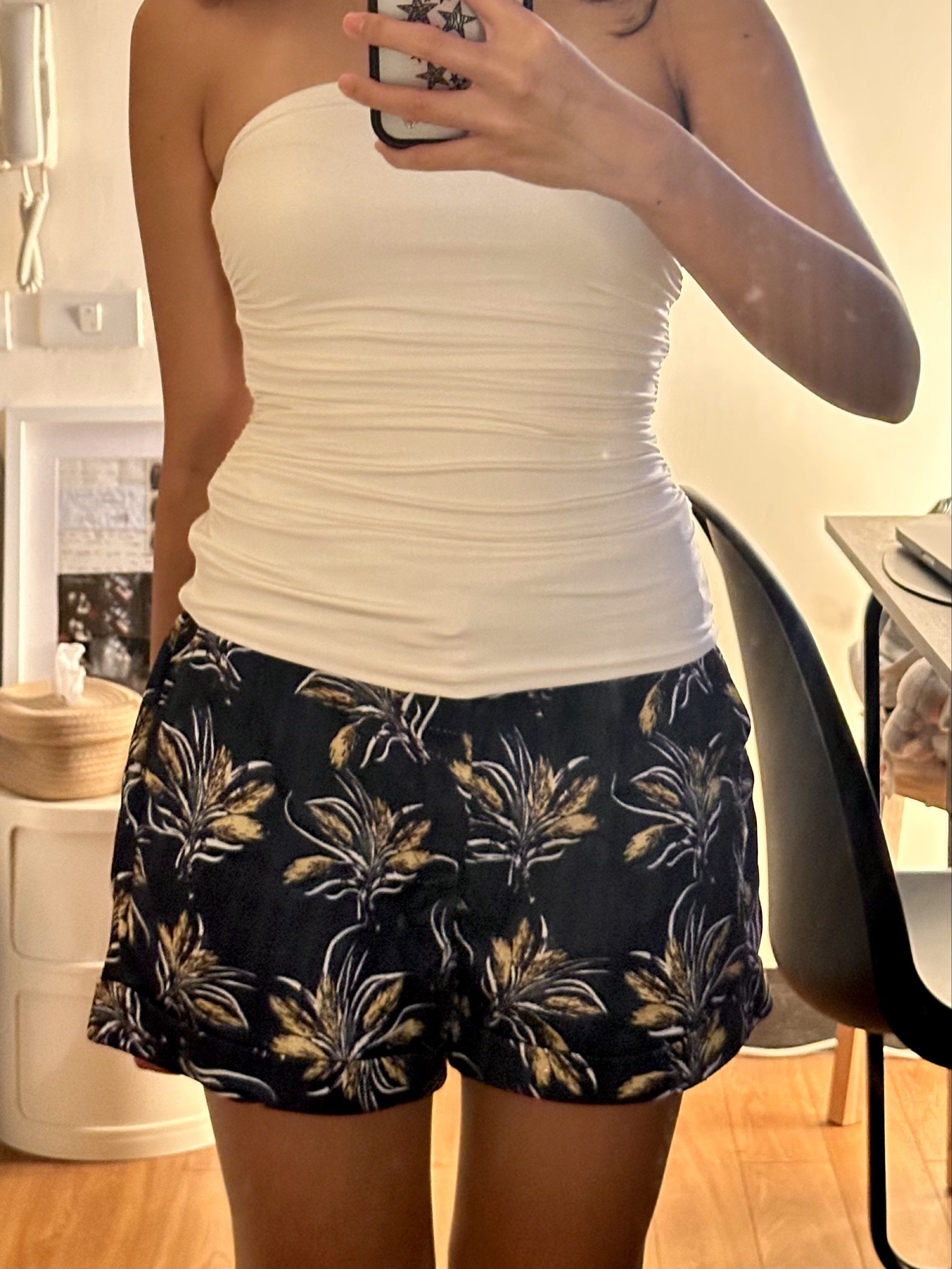 summer shorts (Category: Shorts) located in Cainta. Submitted by brberry (Listing ID 1419883761, Image 1). Description: 🪭 dark navy shorts with yellow flower print, high waisted, has pockets 🪭 size: XS 🪭 rfs: dont wear it much anymore 🪭 shipping: buyer books with any app + shoulders the fee / can meet up in UST.
