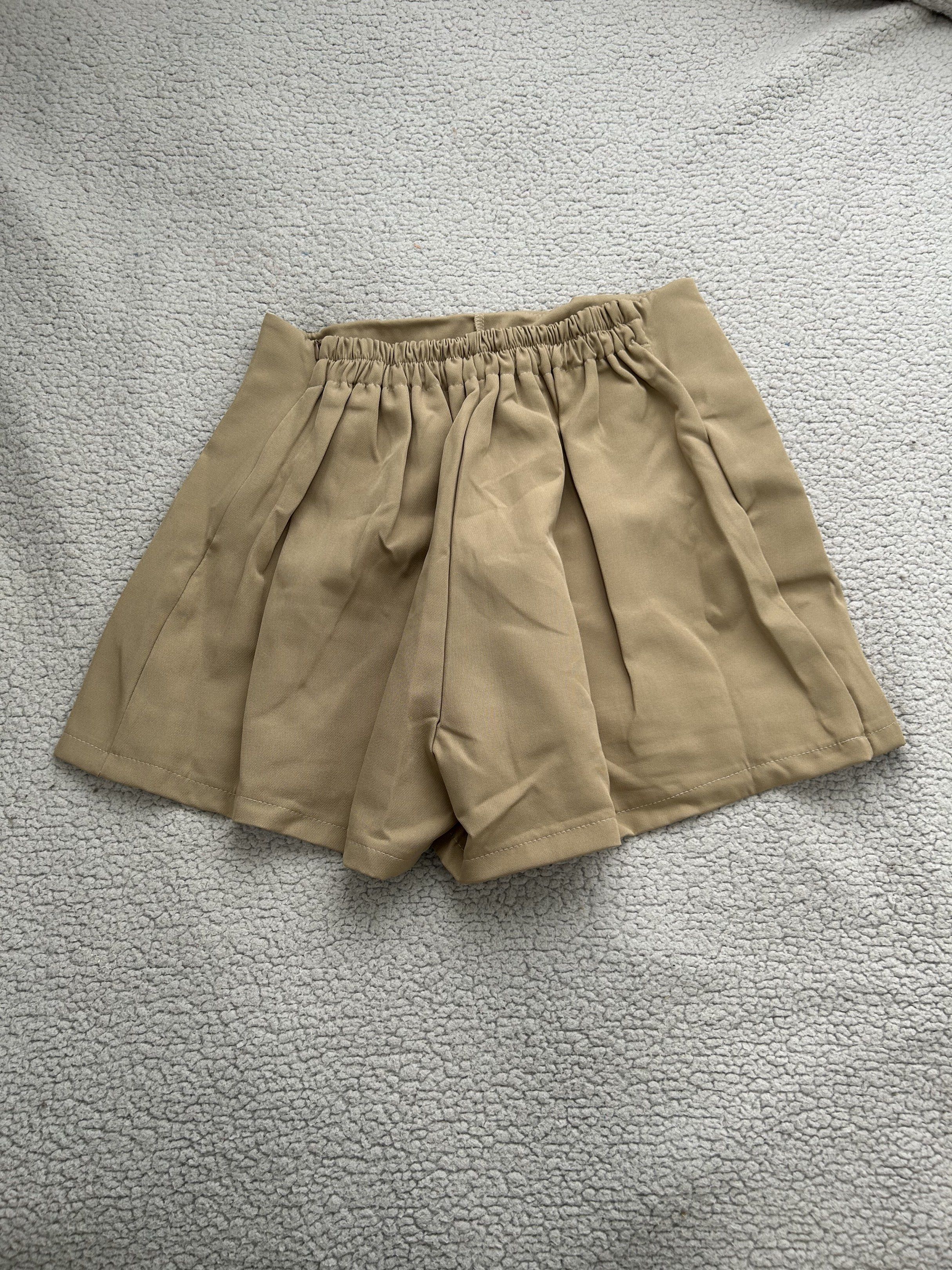 talent overlapping semi-pleated skort in khaki (Category: Skirts) located in Rizal. Submitted by curatedbylima (Listing ID 1419953812, Image 2). Description: talent overlapping semi-pleated skort in khaki - brand new - got this from a bkk pasabuy (PHP 799 orig price) 🇹🇭 - garterized back - dami ko na rin ganito personally, hahah 👌 freesize waist: 30-42 in. hips: 52 in. length: 16 in. ✨ best fits XL-3XL PHP 580 modes of payment 💰 gcash 💰 goty