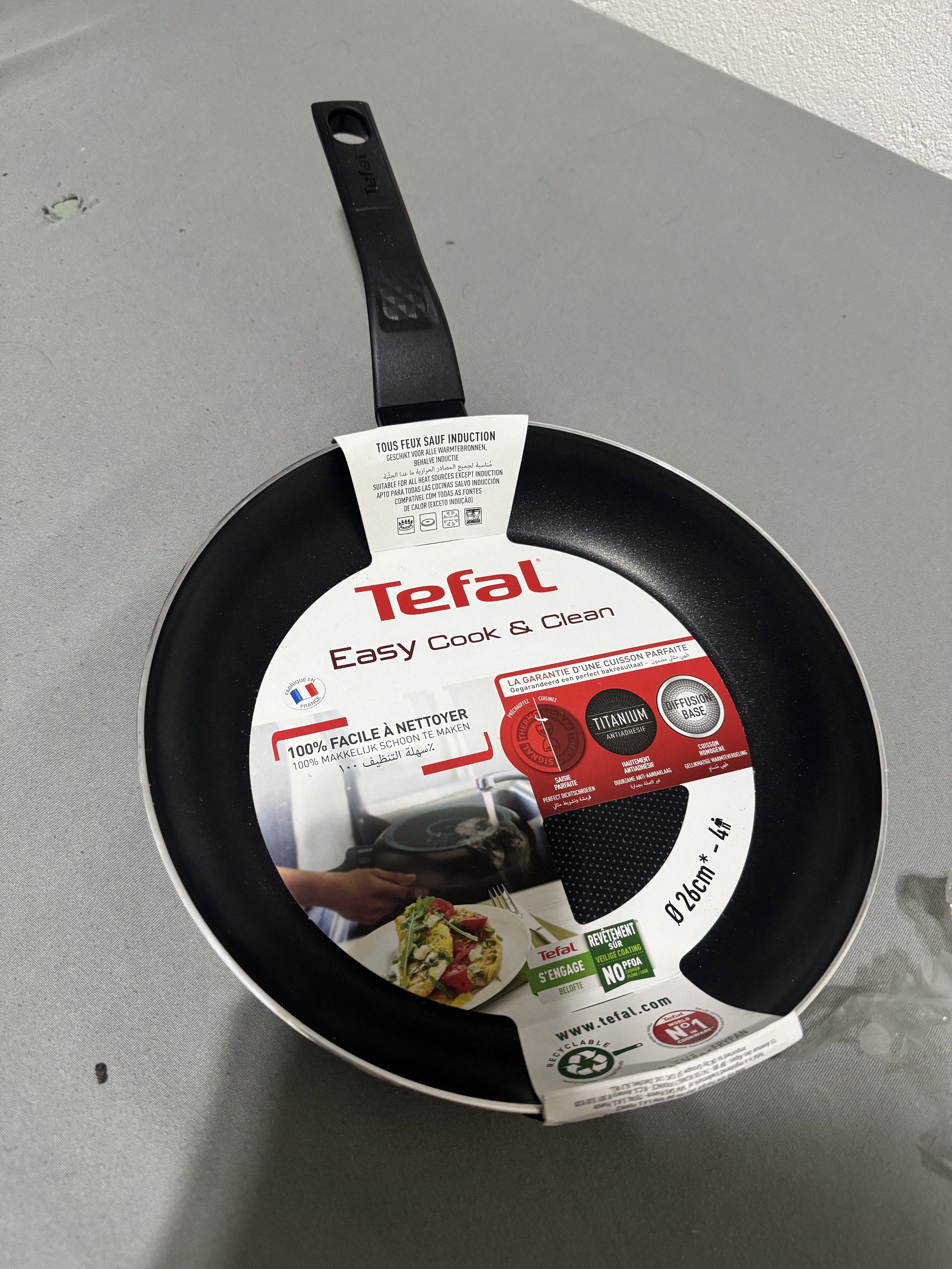 Tefal Easy Cook & Clean Frying Pan 26cm (Category: Cookware & Accessories) located in Alfonso. Submitted by kr1stoffer (Listing ID 1419923150, Image 3). Description: - Tefal Easy Cook & Clean frying pan - 26cm diameter - Made in France - Non-stick titanium coating - Diffusion base for even cooking - Easy to clean - PFOA-free 900 only Below srp Location: Taguig .