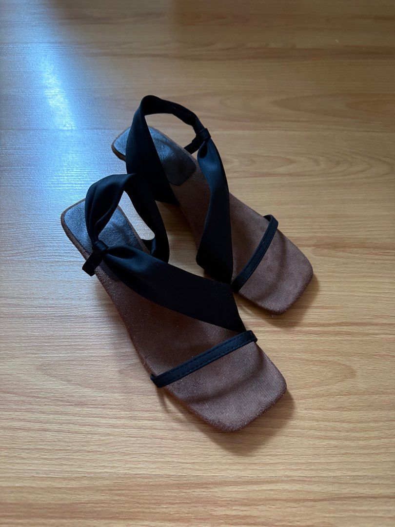 Tiktok viral black sandals (Category: Flats & Sandals) located in Muntinlupa City. Submitted by cssndrax (Listing ID 1419872786, Image 1). Description: - Used once only - 5cm heel - Comfortable fit - Black strap, brown footbed.