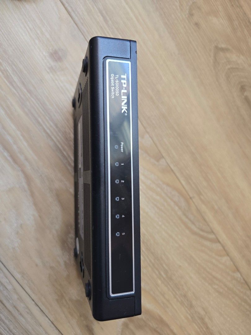 TP Link Switch (Category: Networking) located in Singapore. Submitted by movexz (Listing ID 1419821731, Image 1). Description: TP LINK Switch.