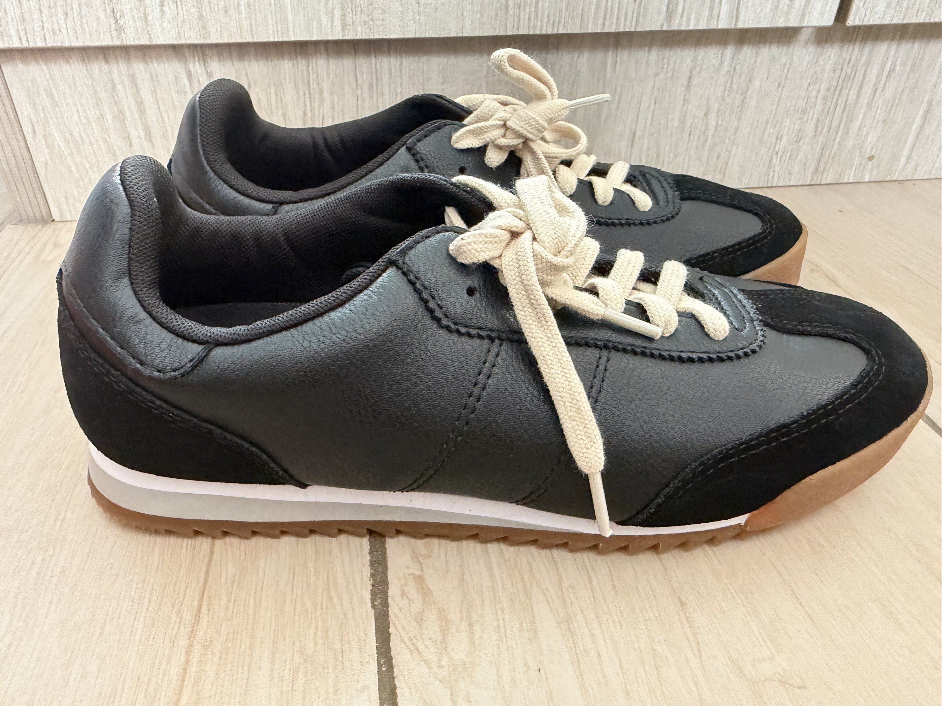 Uniqlo C Sneakers Black (Category: Sneakers) located in Taguig. Submitted by BellaC (Listing ID 1419972740, Image 3). Description: Original uniqlo sneakers No box included Barely used Size: JPN 24.5 / US MEN 6.5 / US WOMEN 7.5 / UK 5.5 / EUR 38.5.