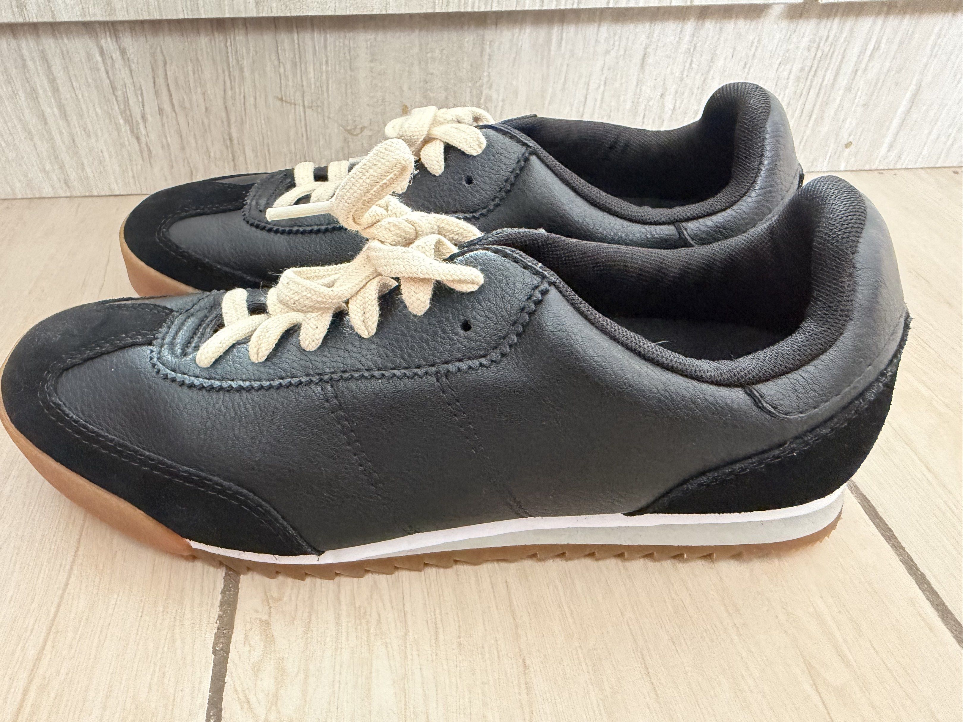 Uniqlo C Sneakers Black (Category: Sneakers) located in Taguig. Submitted by BellaC (Listing ID 1419972740, Image 1). Description: Original uniqlo sneakers No box included Barely used Size: JPN 24.5 / US MEN 6.5 / US WOMEN 7.5 / UK 5.5 / EUR 38.5.