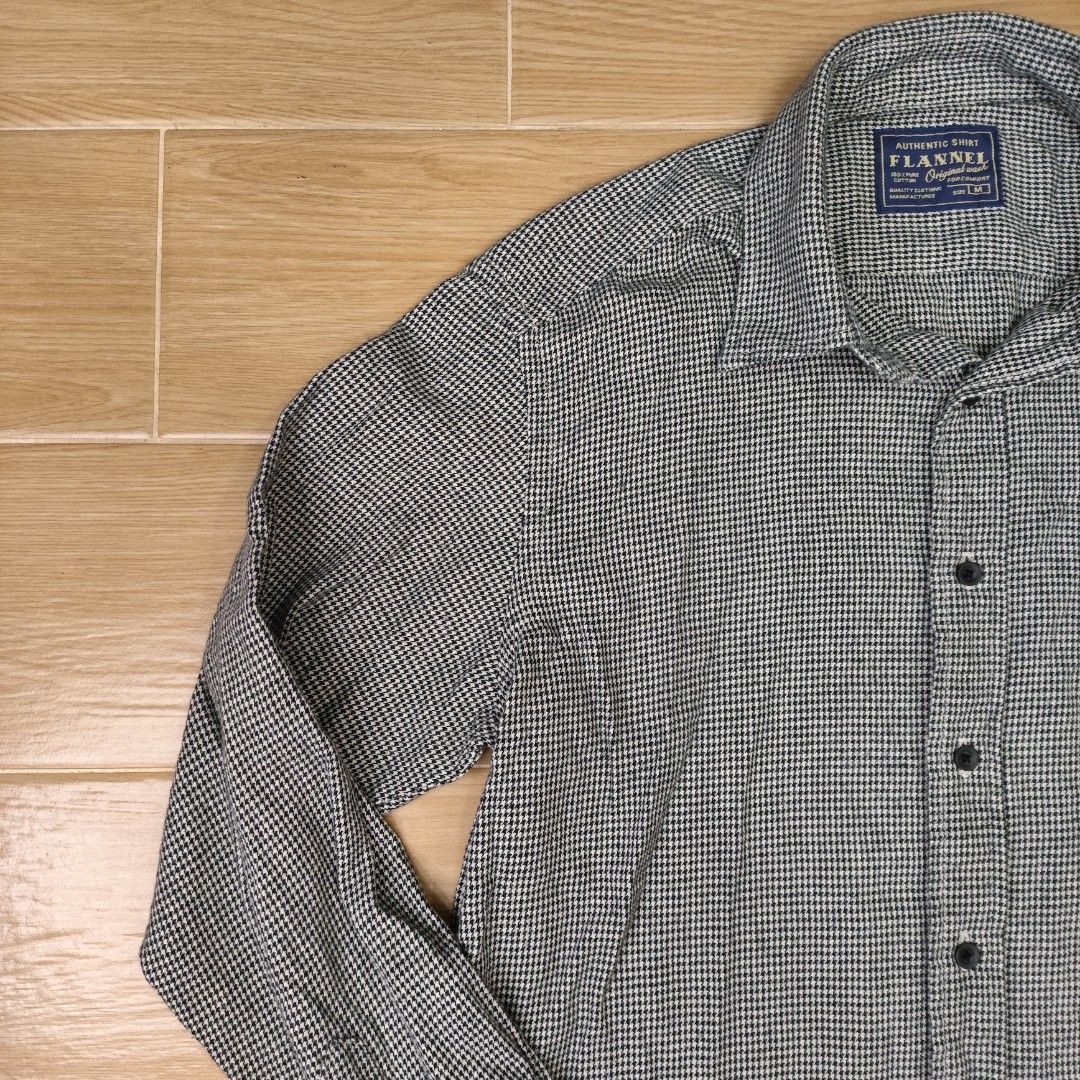 Uniqlo Flannel Polo Long Sleeves (Category: Tshirts & Polo Shirts ) located in Tagaytay City. Submitted by splurge_ (Listing ID 1419946830, Image 2). Description: For Sale: ▫️Uniqlo Flannel Polo Long Sleeves ▫️ Complete tags ▫️ Brand New/ Deadstock Condition ▫️Size Medium on tag Dimensions: ▫️ Length - 30 inches ▫️ Width - 19.5 inches ▫️Arm Length -22 inches ▫️Arm Width-8 inches Php 600 ▫️ Shipping fee is already included ▫️ Shipping via J&T ▫️ T