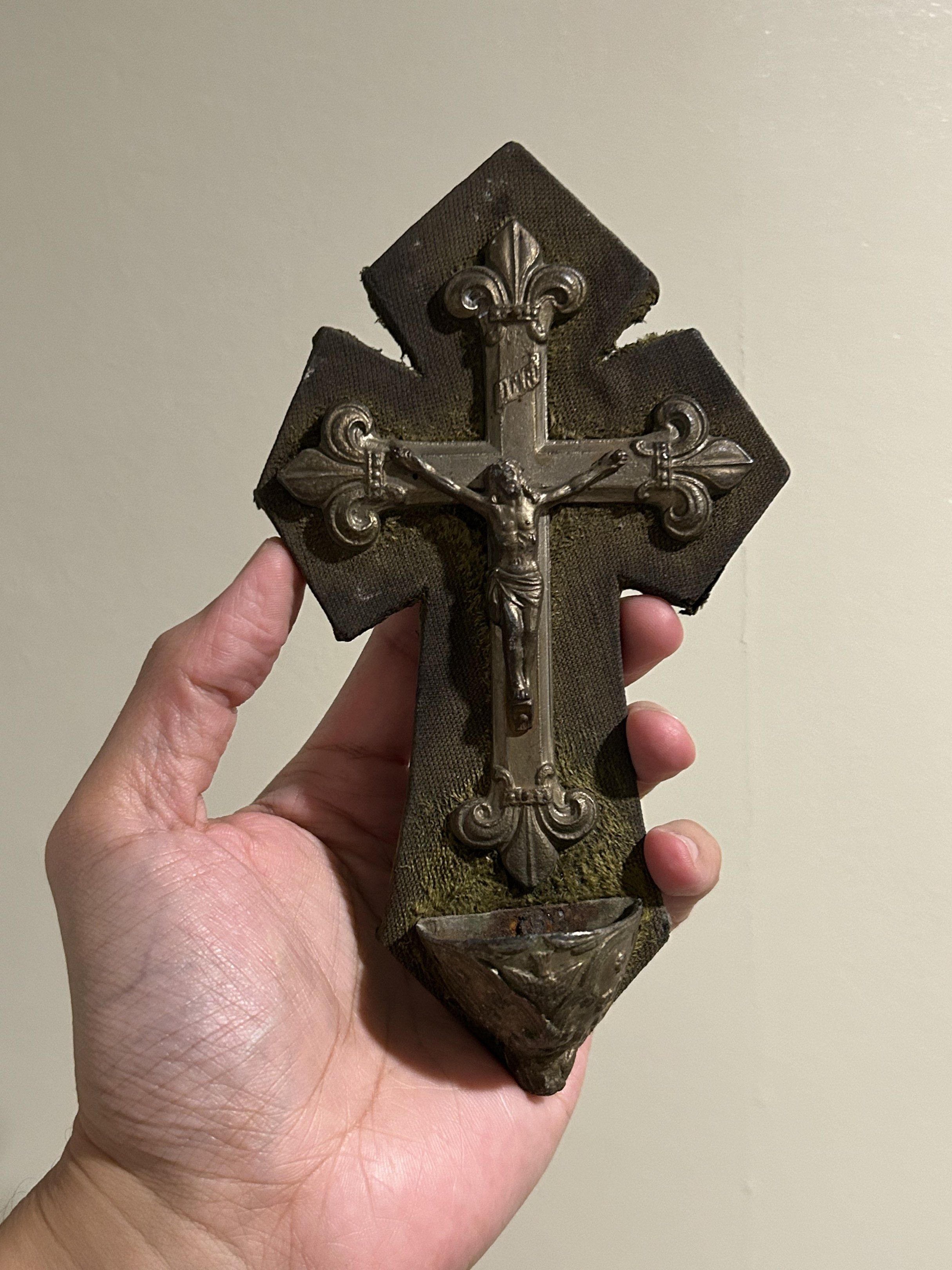 Vintage Holy Stoup Crucifix (Category: Religious Items) located in Bulacan. Submitted by YourCollection (Listing ID 1419965068, Image 2). Description: - Vintage Holy Stoup Crucifix - Features a crucifix with Jesus Christ - Includes a holy water font - Decorative design with fleur-de-lis accents - Dimensions: Approximately 18cm (H) x 10cm (W) - Includes a hanging loop.