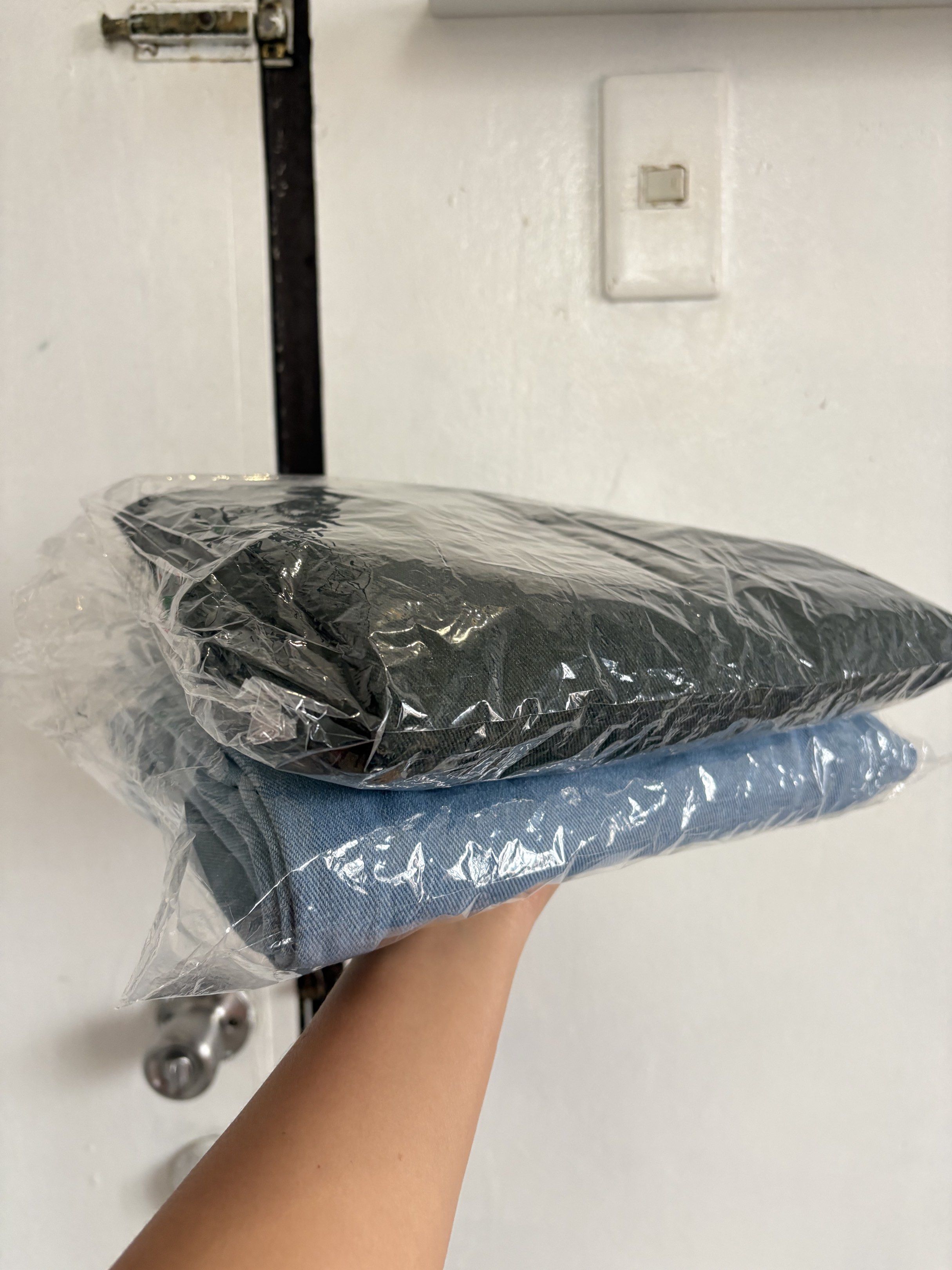 ZhiXin Wide Leg Jeans (Category: Jeans) located in Taguig. Submitted by anaremarkable (Listing ID 1419973971, Image 3). Description: Size 26 on Tag. Rfs: Wrong size 550 if both 289 if 1.