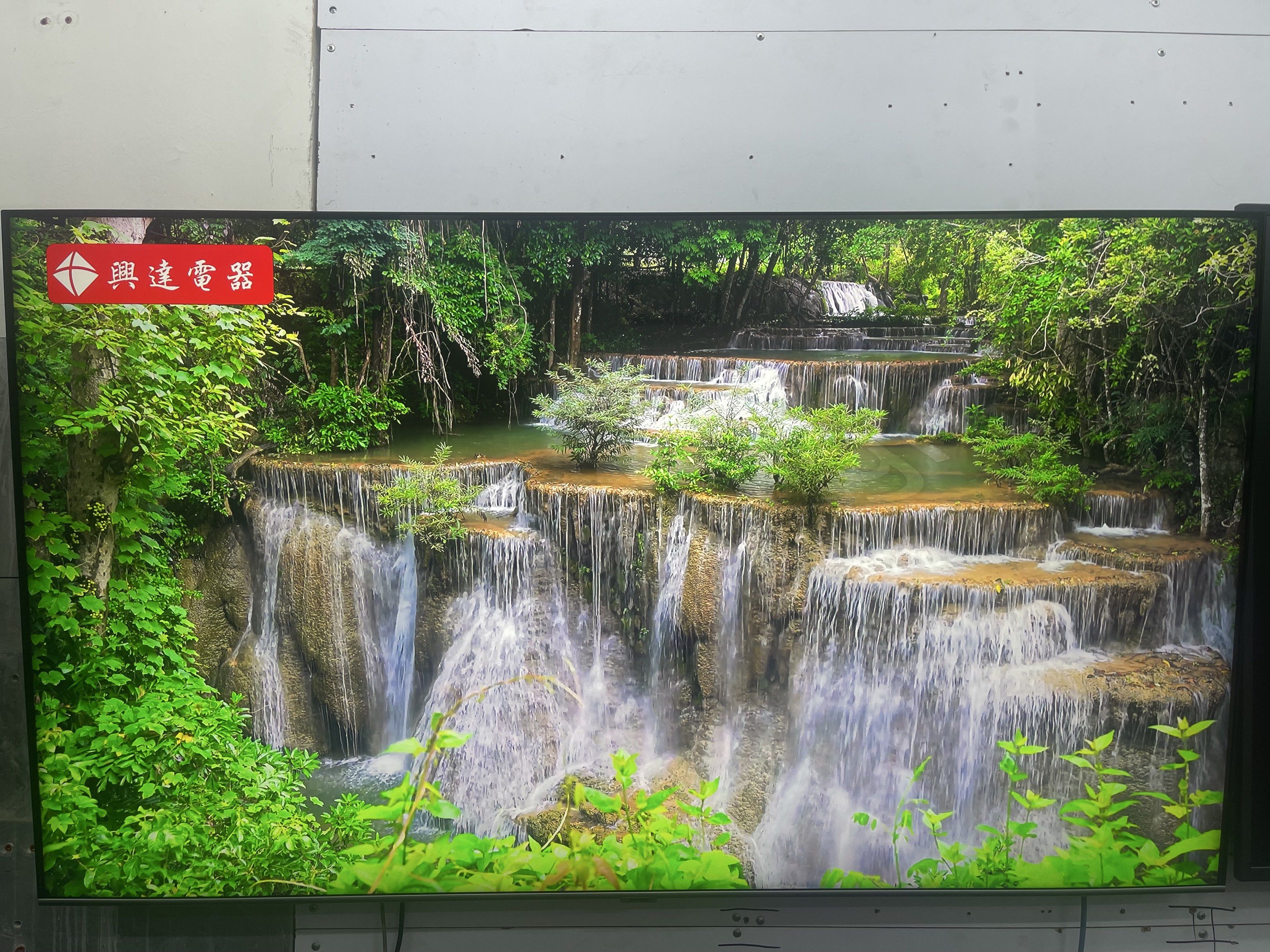 65吋Q LED電視機SamsungQA65Q70TAJ 4K smart TV 120HZ 保養半年 （分類：電視）位於 Hong Kong。 由 zefeng0660 提交（商品編號 1420097040，圖片 2）。簡介： 💼本公司專營二手電視機，零售批發價。歡迎到門市即埸試機選購！ 實體千呎大舖，可現場試機，免費為您打包防撞服務。可影相，錄影，試到你啱為止。可網上落單睇啱可代call車送貨（車費自付）所有產品有保養，信心保證。 👉🏻所有電視產！配送遙控器、HDMI線、天線、電線！ 設有上門安裝掛牆服務（附送掛牆架） 設有舊機回收服務設有送貨服務！ 另外提供專業電視上門維修服務，可以來電查詢價錢 👉🏻地址：深水埗深水埗153號地舖(興達電器) 營業時間：每天11:00-21:00！ 👉🏻 查詢電話（Wht 同步）有意者可通過以下點擊連接直接通過Wht與我們聯絡🤗🤗62340813（黄生) 💰付款方式 ✅現金 ✅轉數快FPS ✅РауМе ✅八達通 ✅Alipay