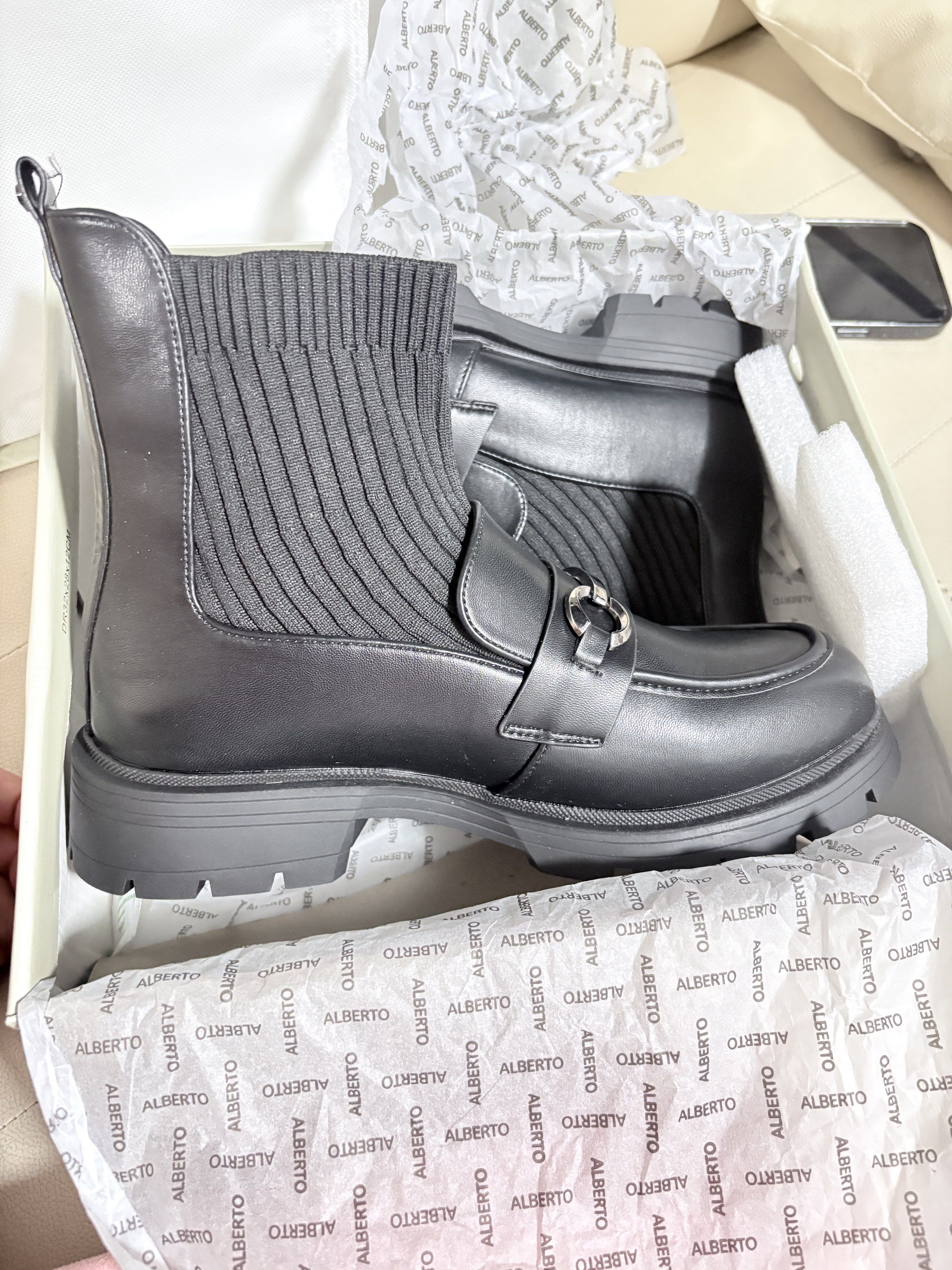 Alberto Black Ankle Boots Size 41 (Category: Boots) located in San Pedro. Submitted by plusizzforless.ph (Listing ID 1420149668, Image 2). Description: - Alberto black ankle boots - Size 41 pero best fit sa 40 lalo kung mataba/Malapad paa mo. - Comes with original box - Box has minor corner damage - Nag viral sa tiktok na boots Slightly negotiable.