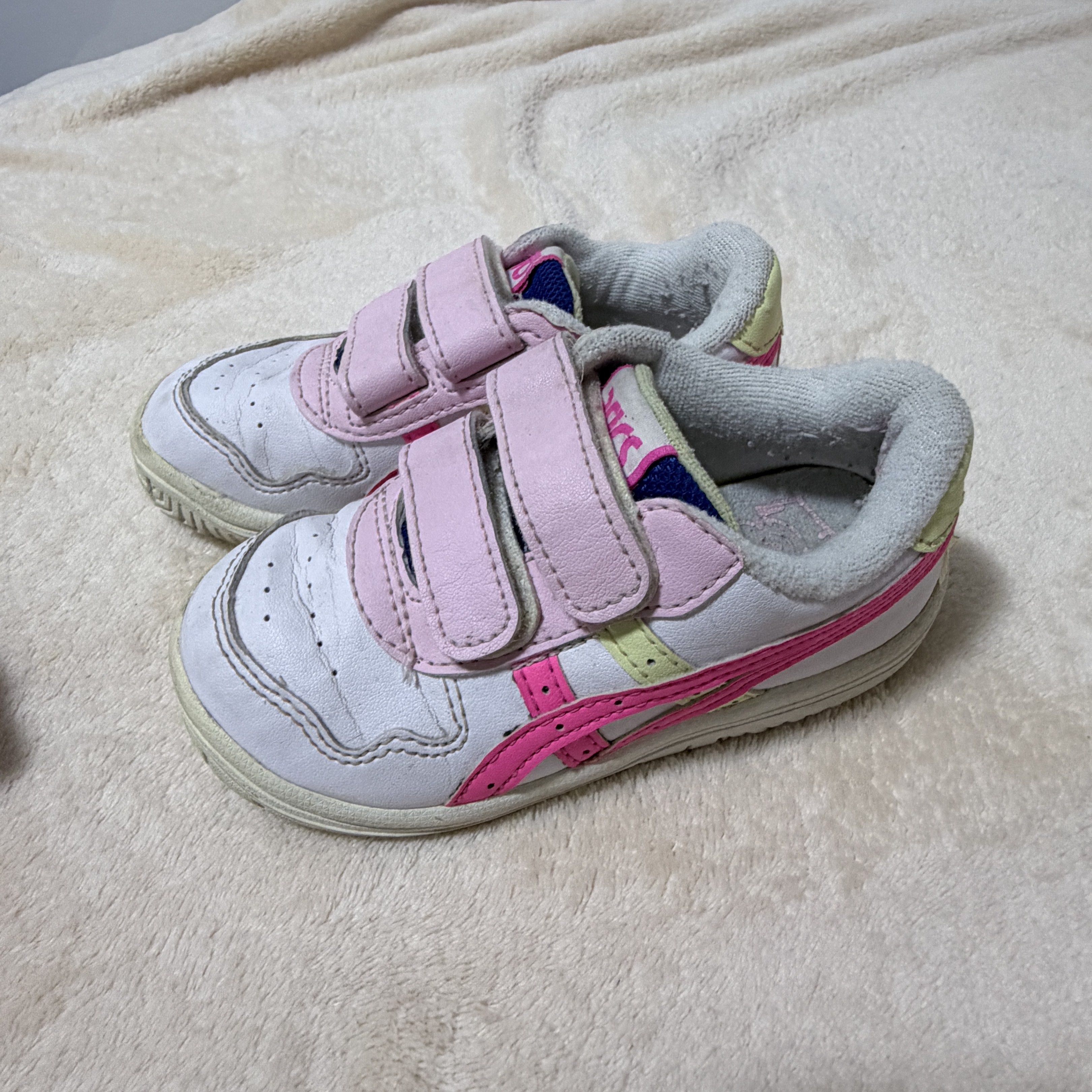 Asics Kids Shoes 15cm (Category: Babies & Kids Fashion) located in Batangas. Submitted by chloclo.declutter (Listing ID 1420012955, Image 3). Description: 15cm Good as everyday running shoe Needs wash .