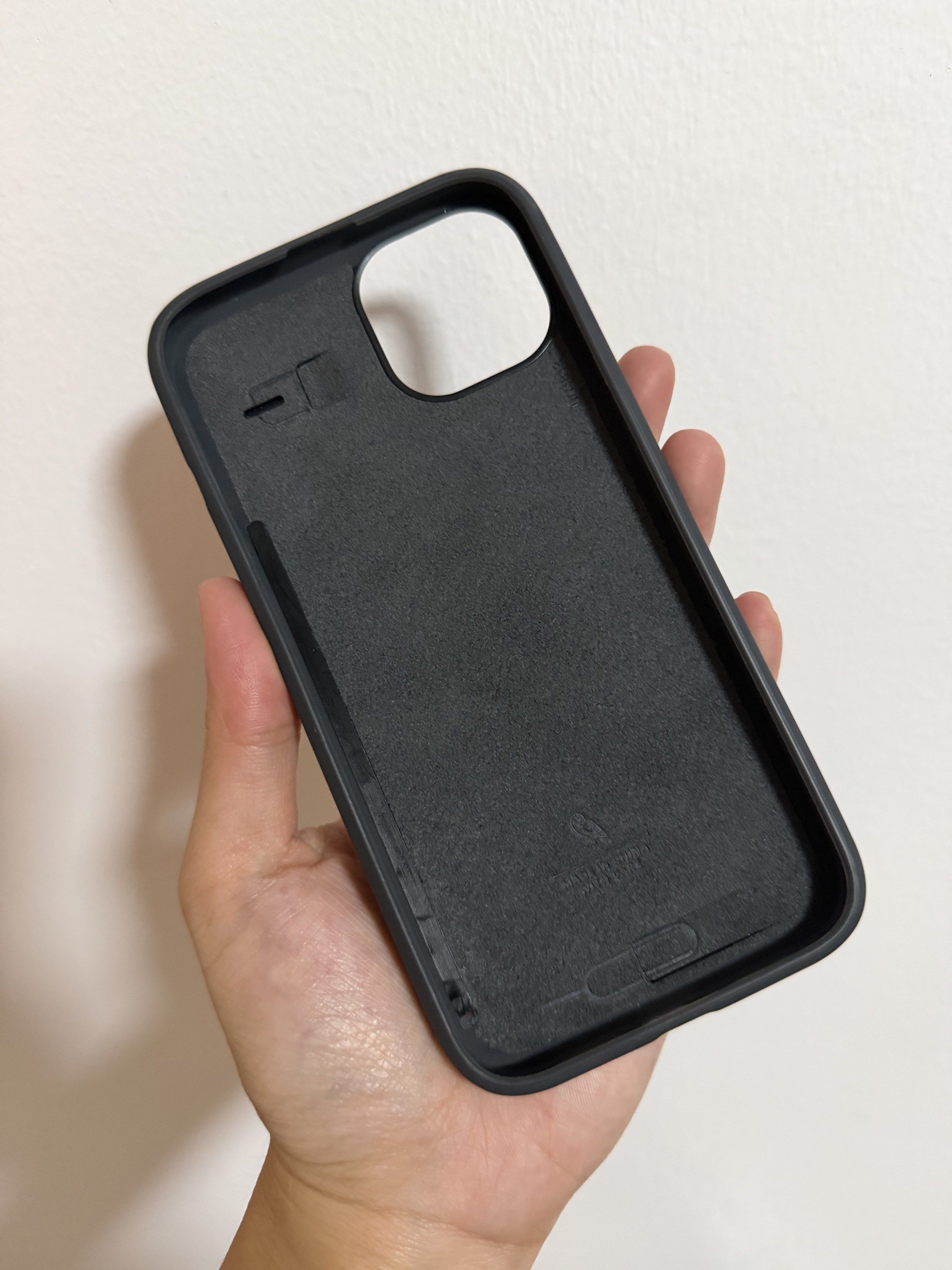 Bellroy Leather Case Iphone 13 (Category: Cases & Sleeves) located in Makati City. Submitted by luxebymais (Listing ID 1420123684, Image 2). Description: NEW RFS: I have 2 of the same case.