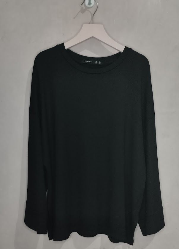 Bershka Dolman Long Sleeve Blouse (Category: Blouses) located in Caloocan City. Submitted by chris_mill (Listing ID 1420100038, Image 2). Description: Black long-sleeve features a round neckline and a relaxed fit. The sleeves extend to the wrists. The sweater is a solid black color. It is suitable for casual wear..