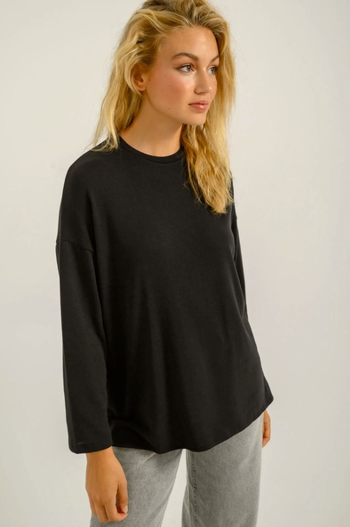 Bershka Dolman Long Sleeve Blouse (Category: Blouses) located in Caloocan City. Submitted by chris_mill (Listing ID 1420100038, Image 1). Description: Black long-sleeve features a round neckline and a relaxed fit. The sleeves extend to the wrists. The sweater is a solid black color. It is suitable for casual wear..