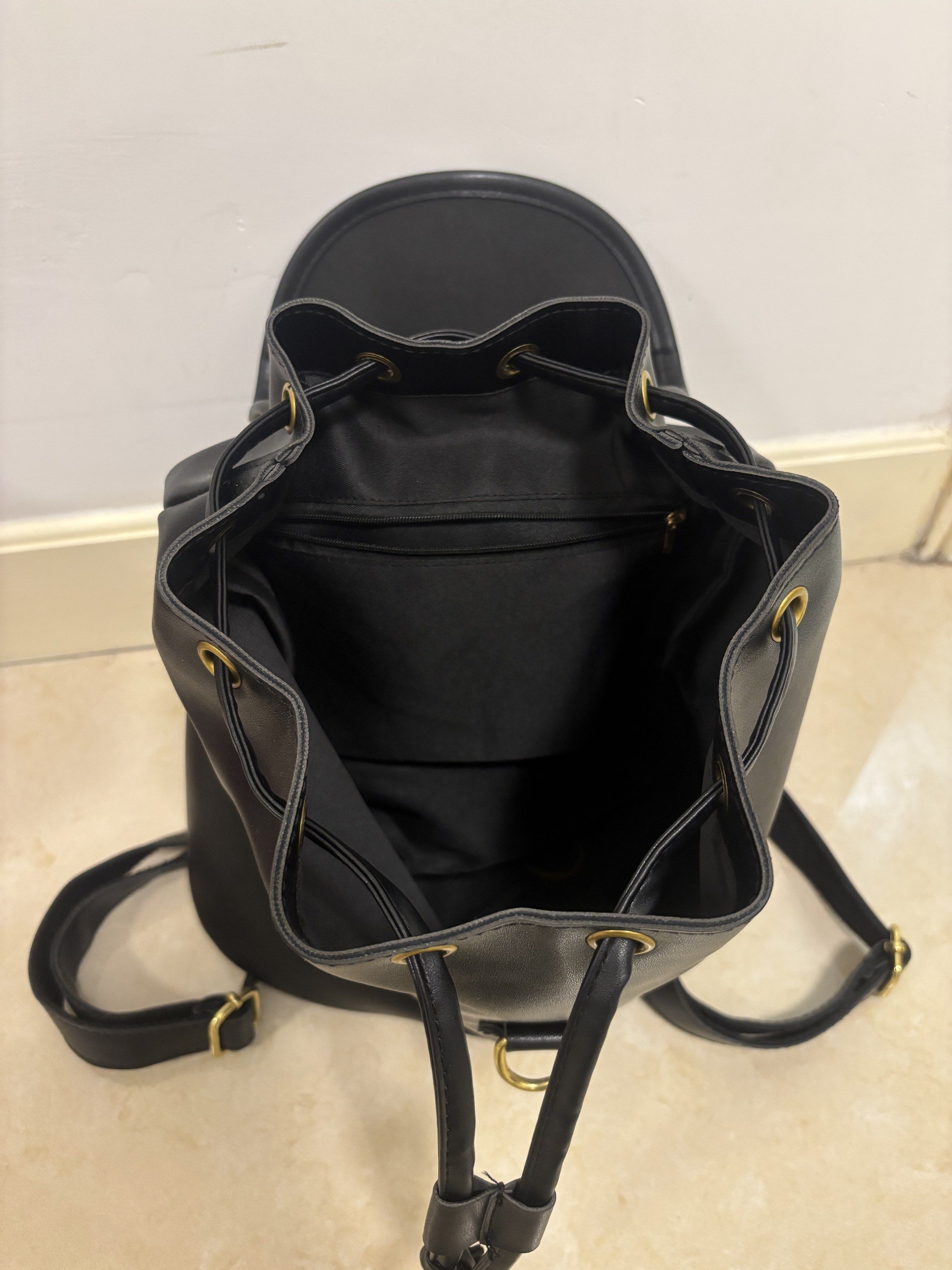 Black Drawstring Backpack （分類：背囊）位於 Hong Kong。 由 ymcee 提交（商品編號 1420084290，圖片 2）。簡介： Black backpack with drawstring and flap closure. Features top handle, adjustable straps, and gold hardware. Smooth material.。
