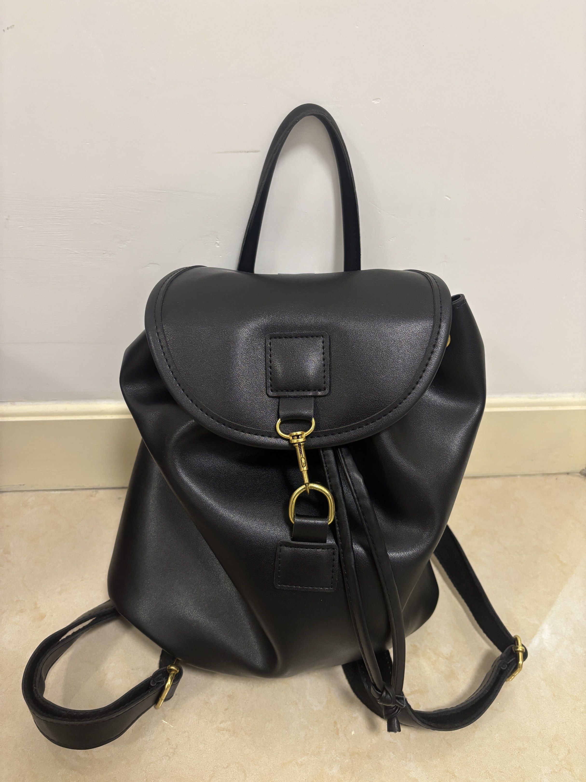 Black Drawstring Backpack （分類：背囊）位於 Hong Kong。 由 ymcee 提交（商品編號 1420084290，圖片 1）。簡介： Black backpack with drawstring and flap closure. Features top handle, adjustable straps, and gold hardware. Smooth material.。