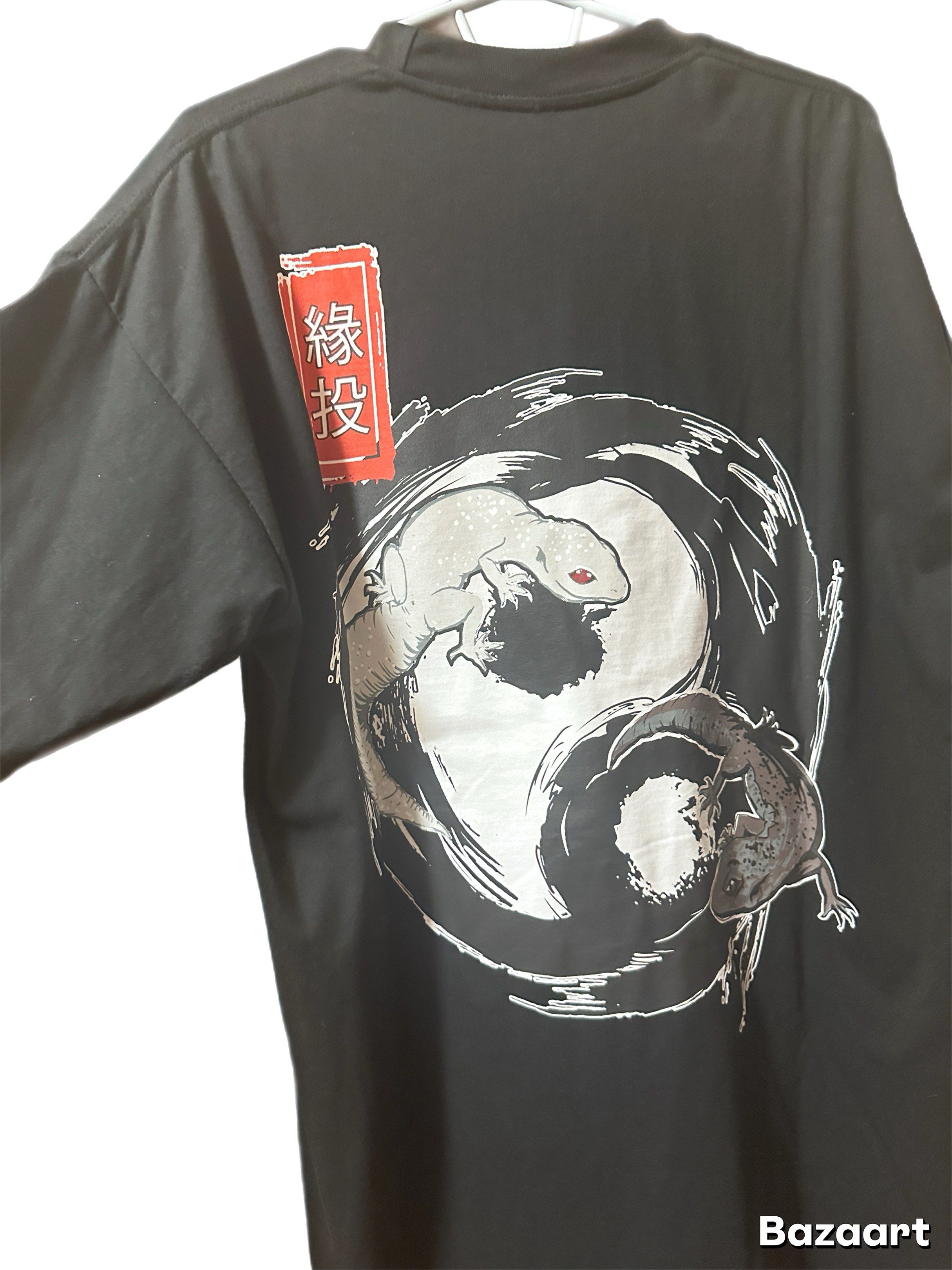 Black Oversized T-shirt with Yin Yang Design (Category: Tshirts & Polo Shirts ) located in Tagum. Submitted by itscookiemonster (Listing ID 1420135636, Image 3). Description: - YNTW brand - XXL oversized black t-shirt - Crew neck - Front: Yin yang design - Back: Leopard Gecko illustration with Japanese characters.