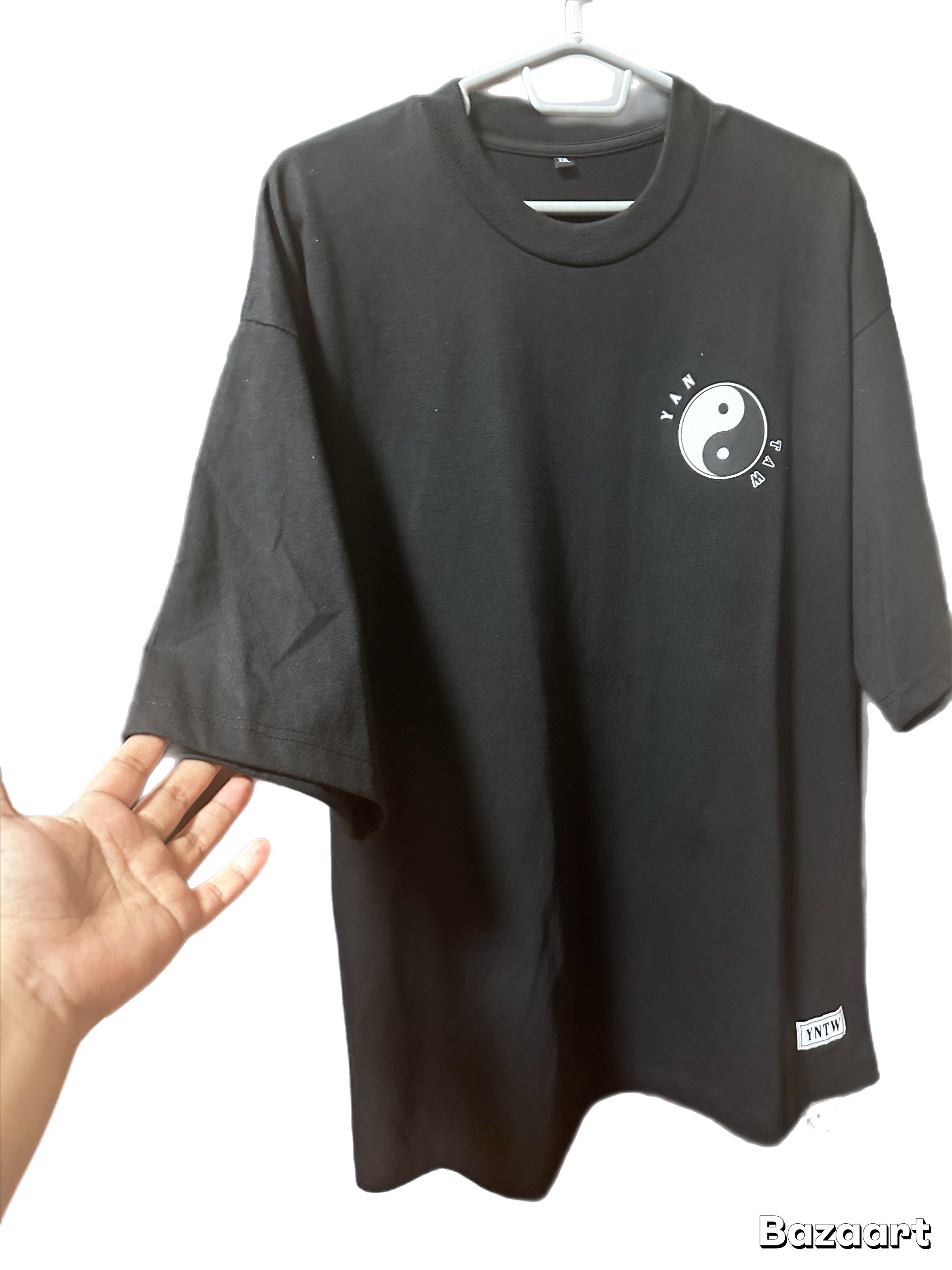 Black Oversized T-shirt with Yin Yang Design (Category: Tshirts & Polo Shirts ) located in Tagum. Submitted by itscookiemonster (Listing ID 1420135636, Image 2). Description: - YNTW brand - XXL oversized black t-shirt - Crew neck - Front: Yin yang design - Back: Leopard Gecko illustration with Japanese characters.