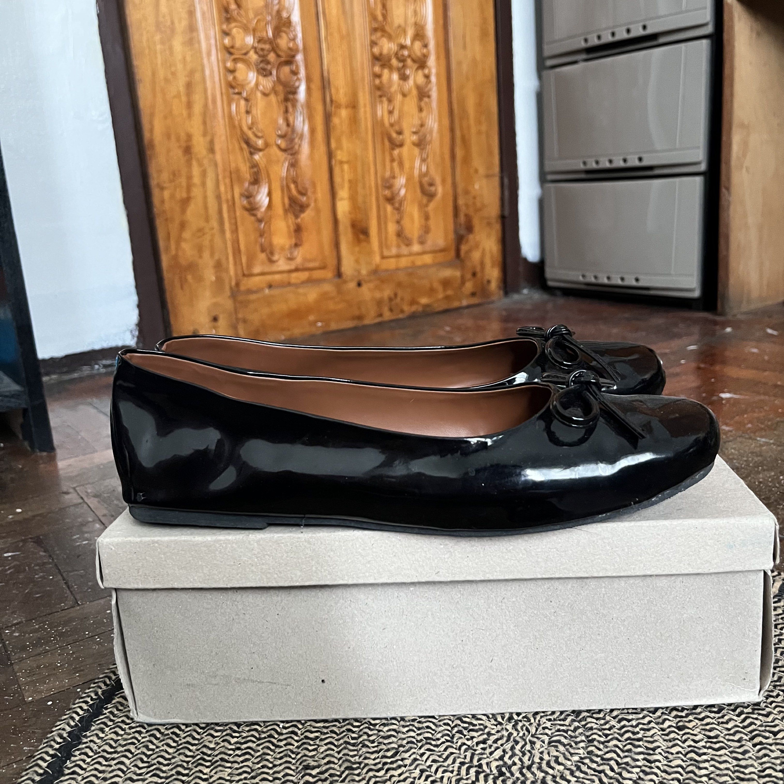 Black Ribbon Ballet Flats Flat Shoes (Category: Flats & Sandals) located in Valenzuela. Submitted by hanni0615 (Listing ID 1420021011, Image 1). Description: Size 9 Used only once kasi it doesn’t fit me :( so it’s still in very good condition RFS: bought the wrong size MOP: Gcash/Bank/Ewallet Transfer MOD: J&T Loc: Valenzuela City .
